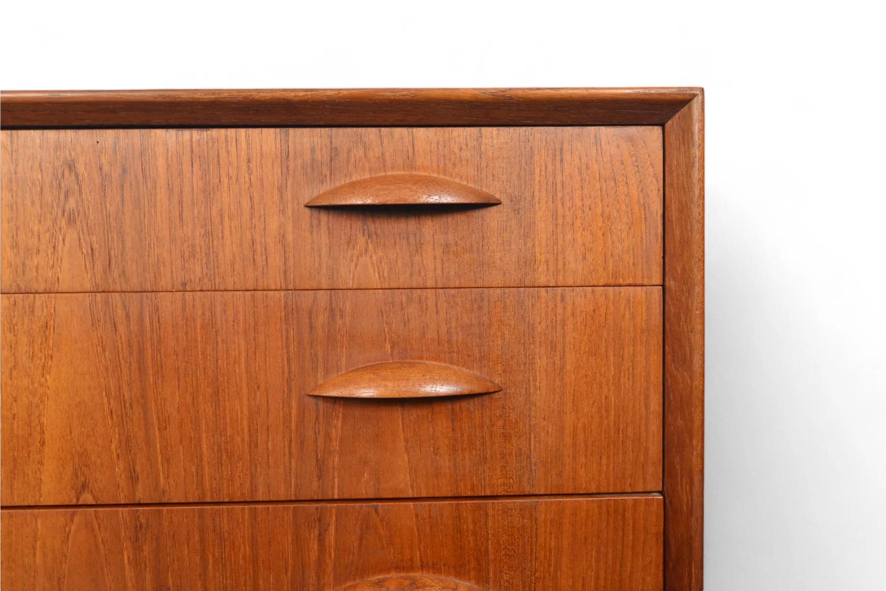 Origine: Danimarca
Designer: Johannes Sorth
Produttore: Nexø
Epoca: anni '60
Materiali: Teak
Misure: 39,5″ di larghezza x 17,75″ di profondità x 31″ di altezza