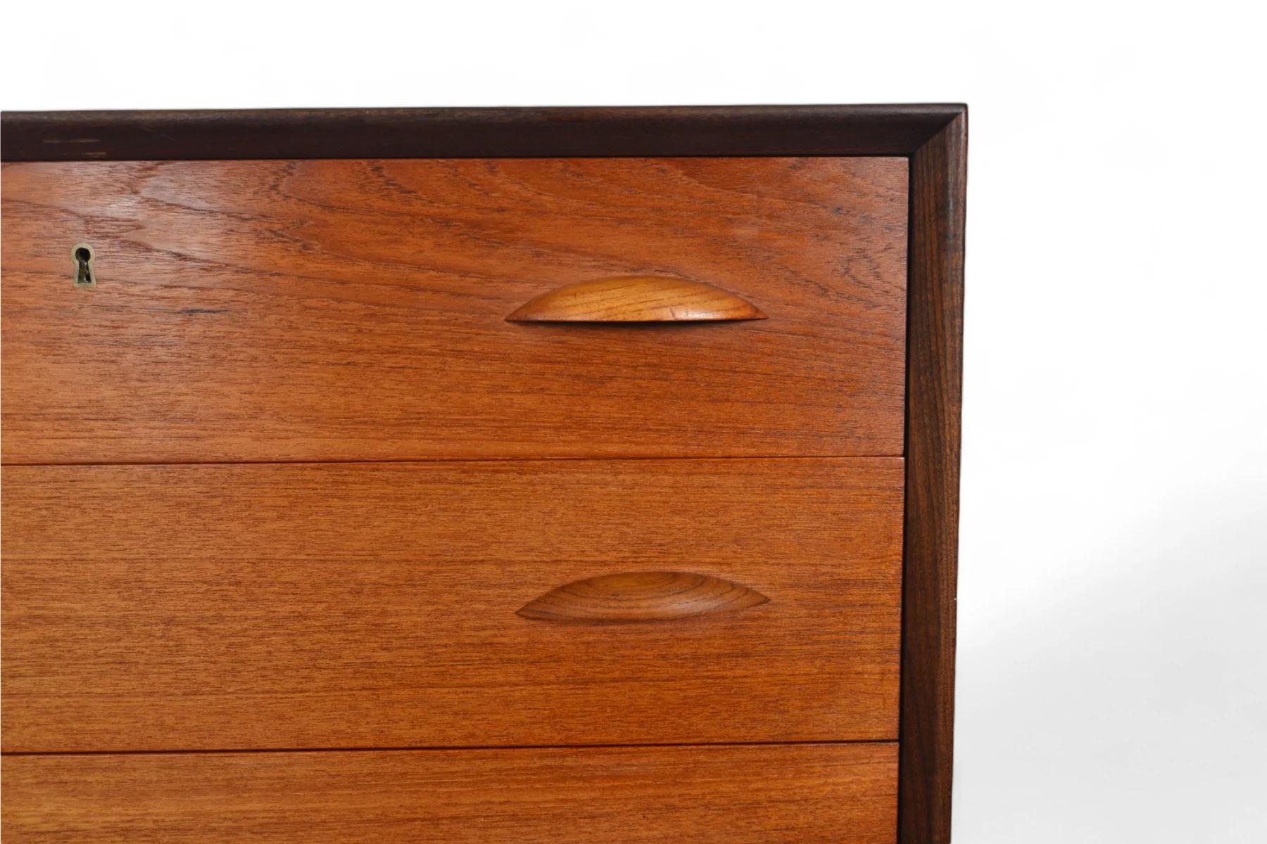 Origine: Danimarca
Designer: Johannes Sorth
Produttore: Nexø
Epoca: anni '60
Materiali: Teak, Oak

Misure: 30