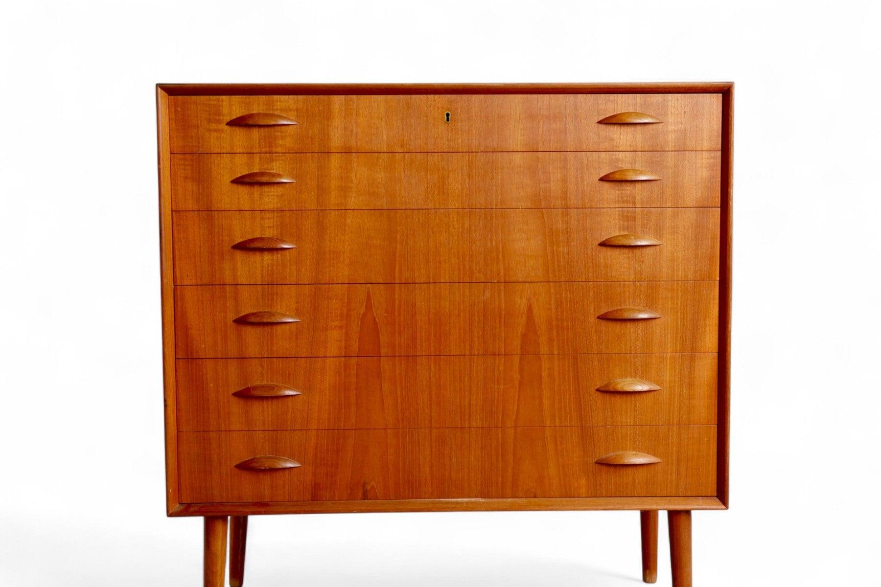 Origine : Danemark
Designer : Johannes Sorth
Fabricant : Nexø
Époque : années 1960
Matériaux : Teck
Dimensions : 39.5″ de largeur x 17.75″ de profondeur x 40″ de hauteur