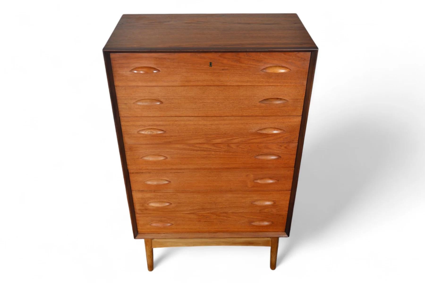 Mid-Century moderno Comò Highboy a fetta d'arancia di Johannes Sorth in teak in vendita