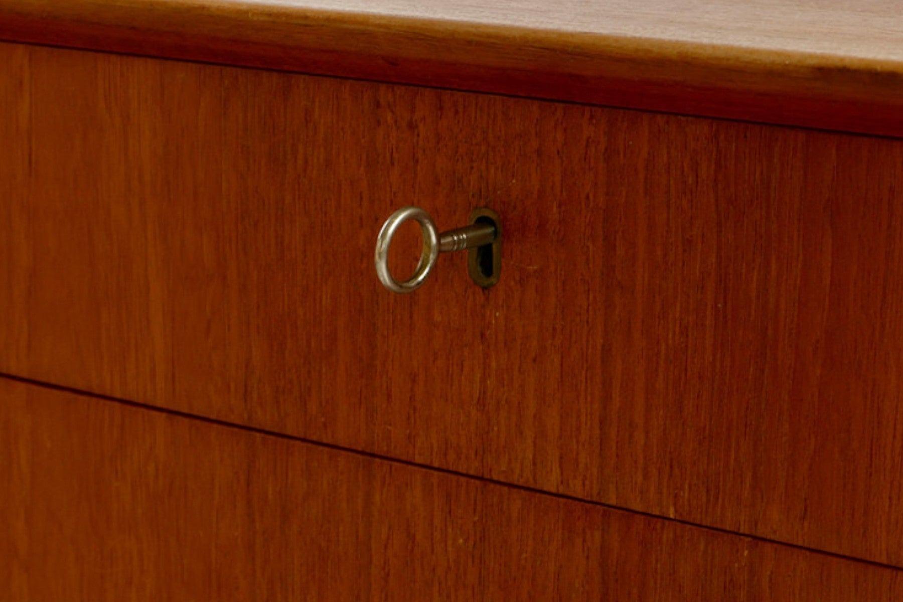 Commode haute Johannes Sorth orange à tranches en teck Bon état - En vente à Berkeley, CA