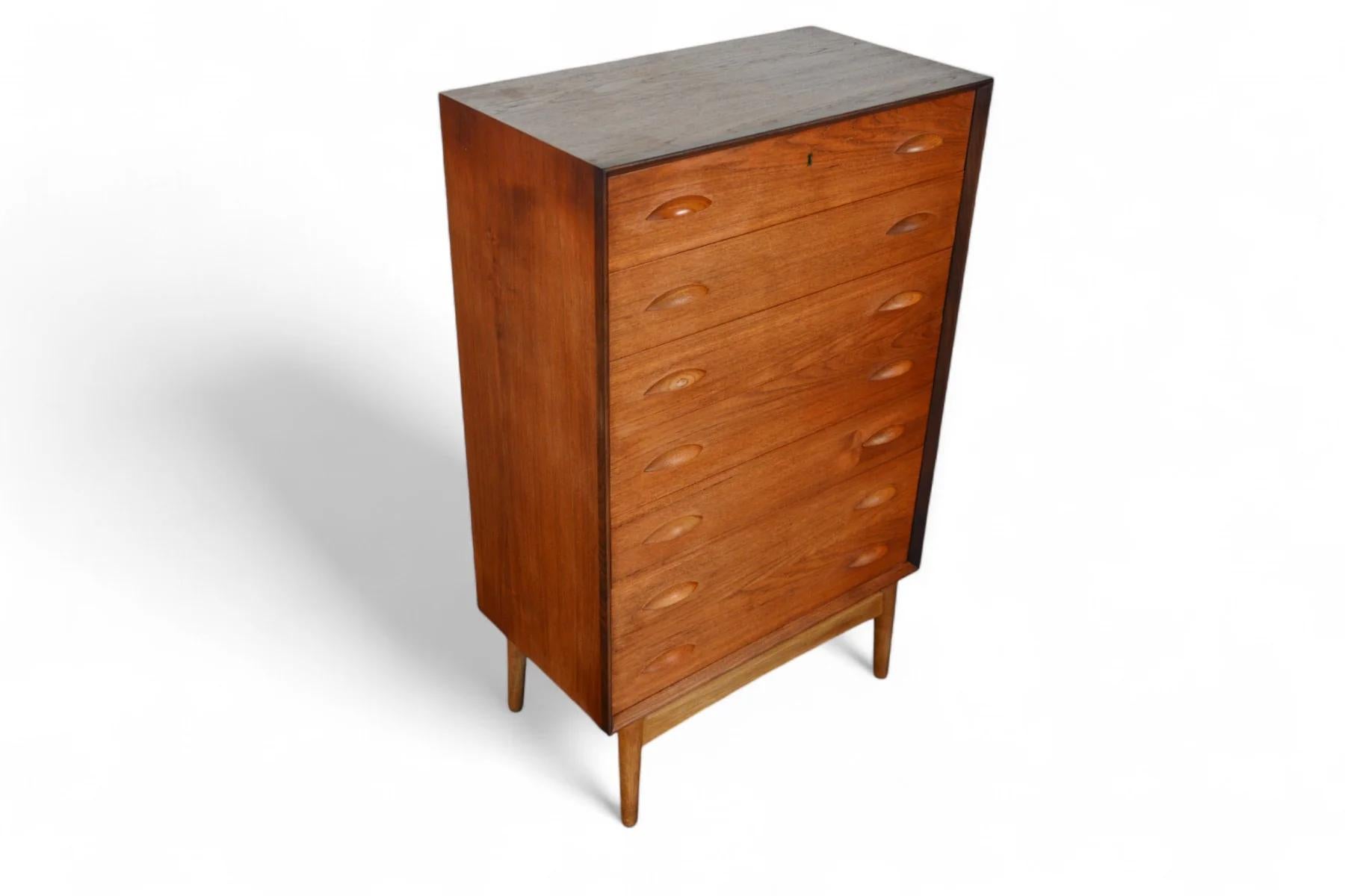 XX secolo Comò Highboy a fetta d'arancia di Johannes Sorth in teak in vendita