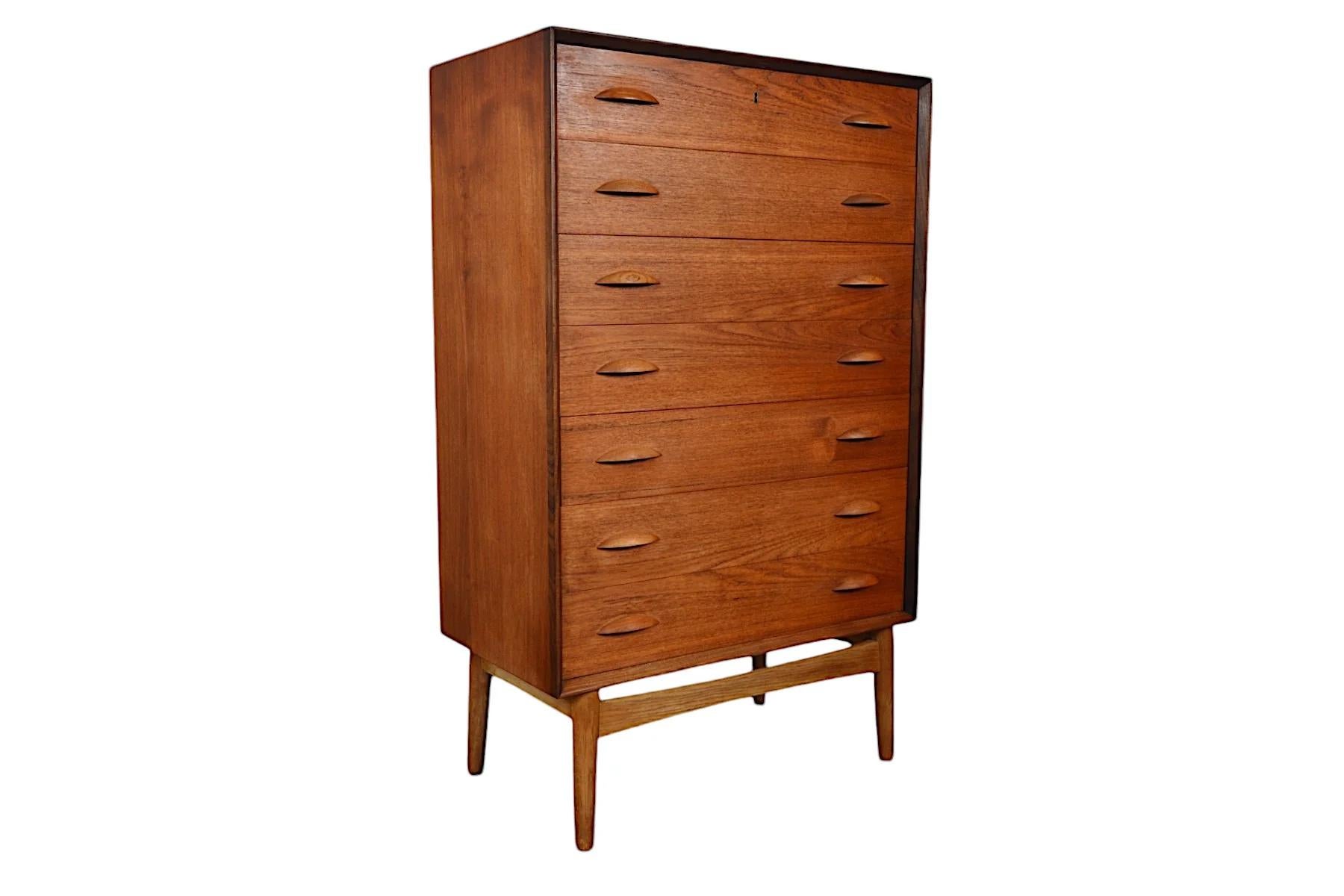 Quercia Comò Highboy a fetta d'arancia di Johannes Sorth in teak in vendita