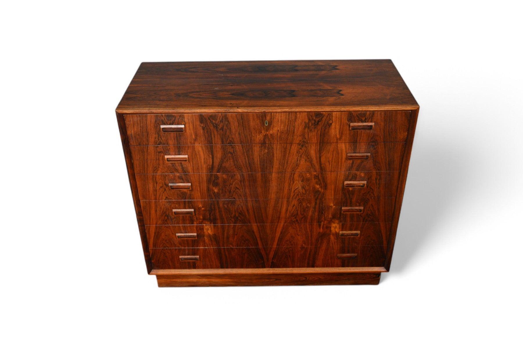 Mid-Century moderno Comò Highboy in palissandro su base a plinto di Johannes Sorth in vendita