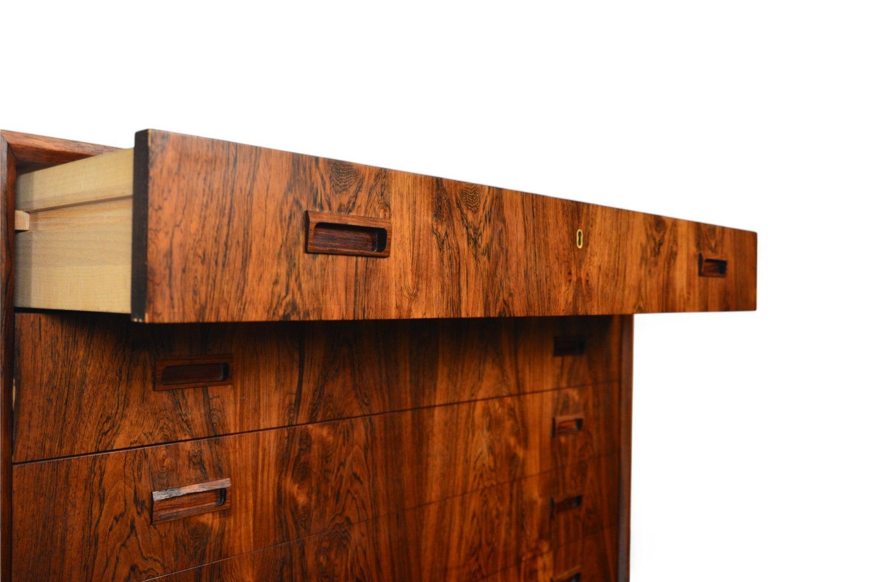 XX secolo Comò Highboy in palissandro su base a plinto di Johannes Sorth in vendita