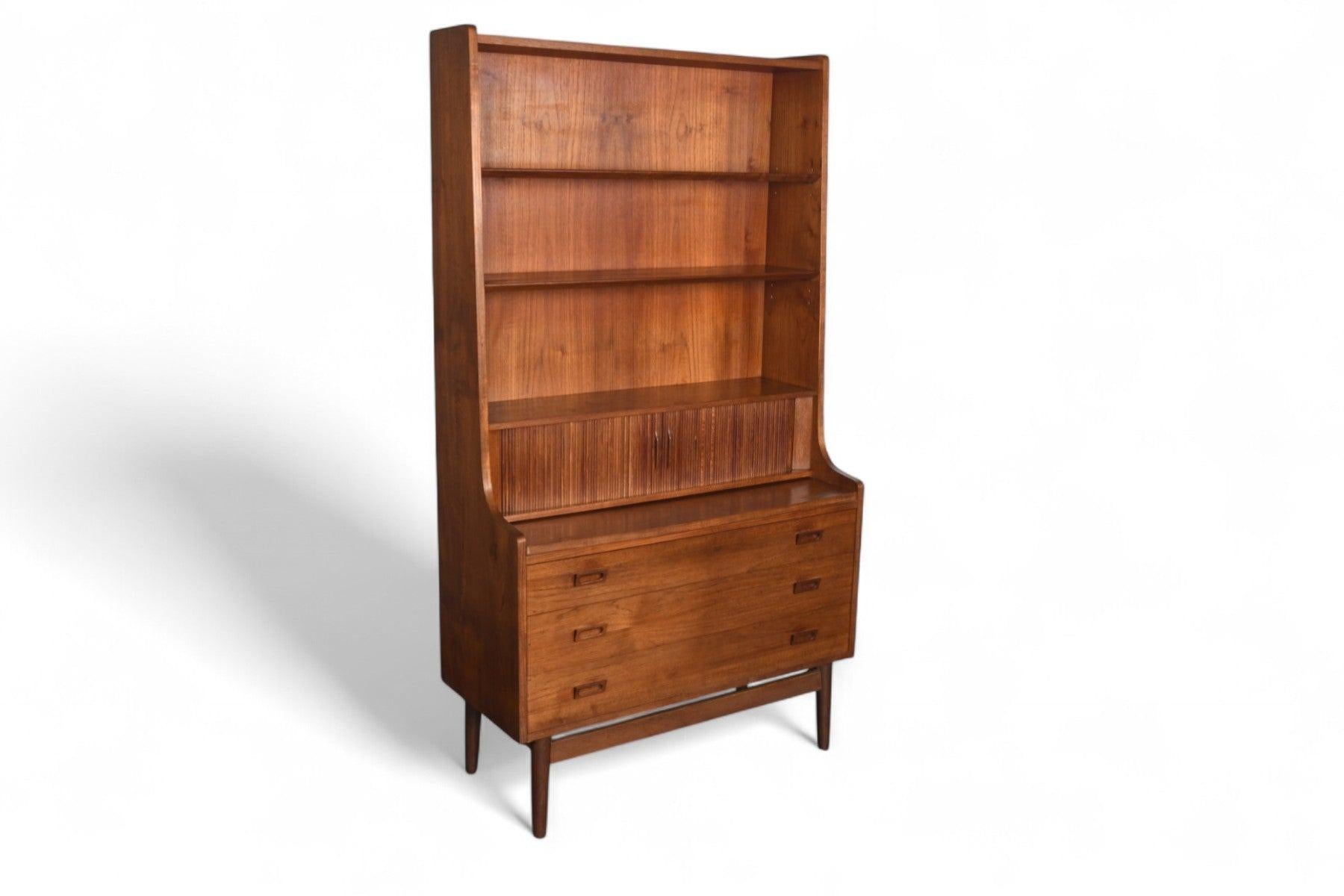 Herkunft: Dänemark
Designer: Johan Sorth
Hersteller: Nexø / Bornholms
Epoche: 1960er Jahre
MATERIALIEN: Teakholz
Abmessungen: 39,5″ breit x 17,5″ tief x 72″ hoch