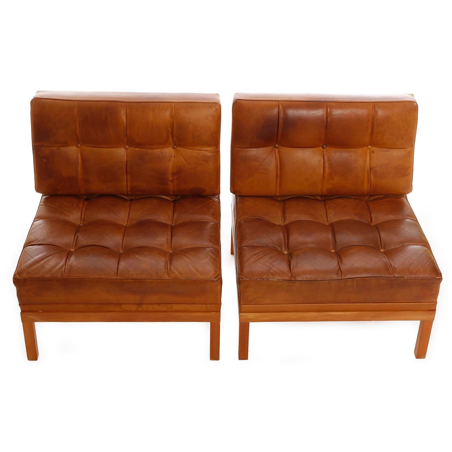 A pair of tufted chairs with loose cushions from the 'Constanze' (engl. Constance) series designed by Prof. Johannes Spalt for Wittmann, Austria, manufactured in midcentury. Johannes Spalt designed the 'Constanze' series which includes sofas,