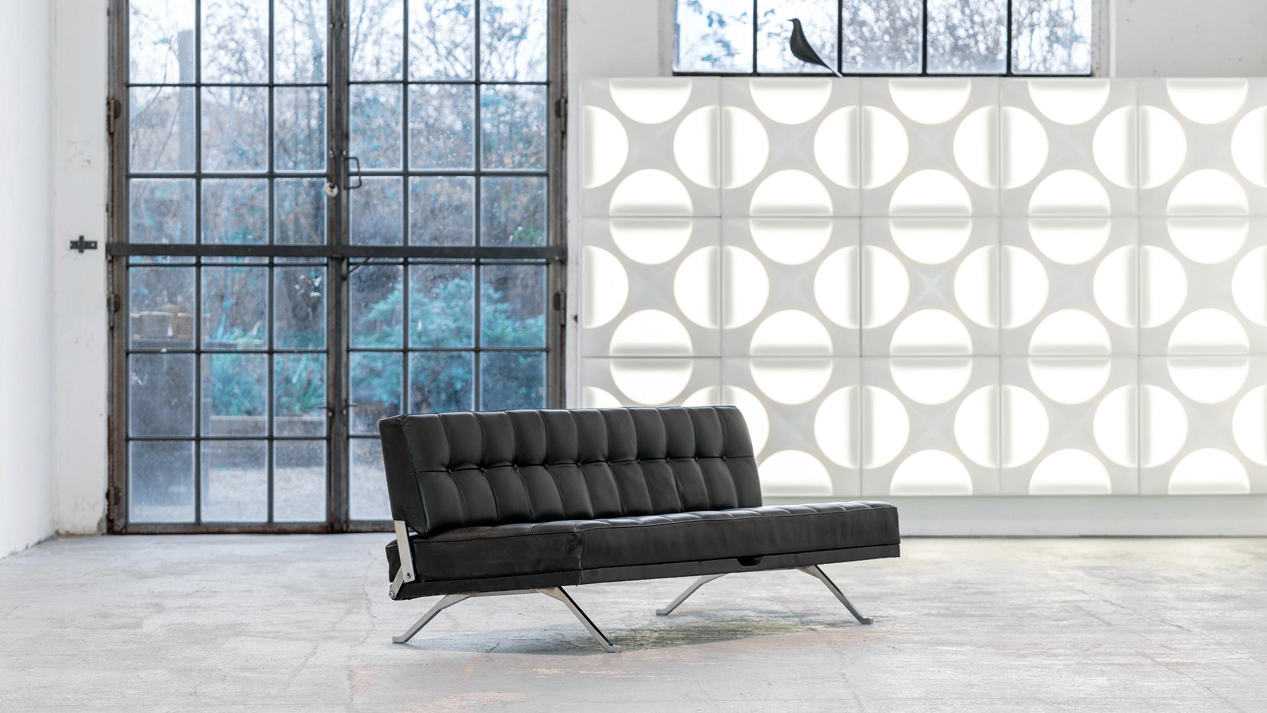Johannes spalt constanze daybed 1961 for Franz Wittmann - Austria.

Sectional steel frame, original black leather cover.

This Austrian daybed named ‘Contanze’ is typical for Mid-Century Modern design from Austria. The tufted leather seat and