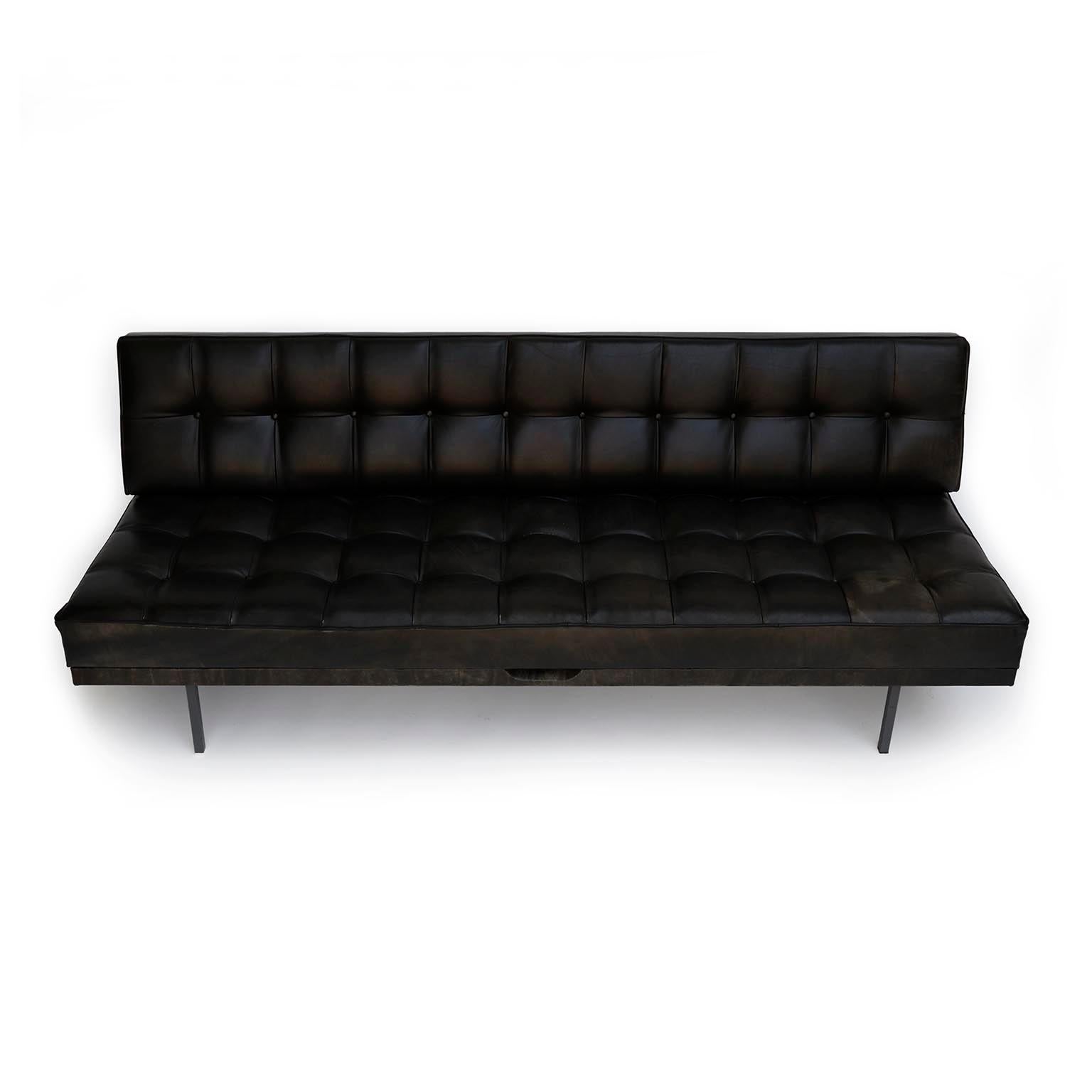 A freestanding tufted sofa named 'Constanze' (engl. Constance) designed by Prof. Johannes Spalt for Wittmann, Austria, manufactured in midcentury. Johannes Spalt designed this convertible daybed in 1961.
The black leather is in very good condition