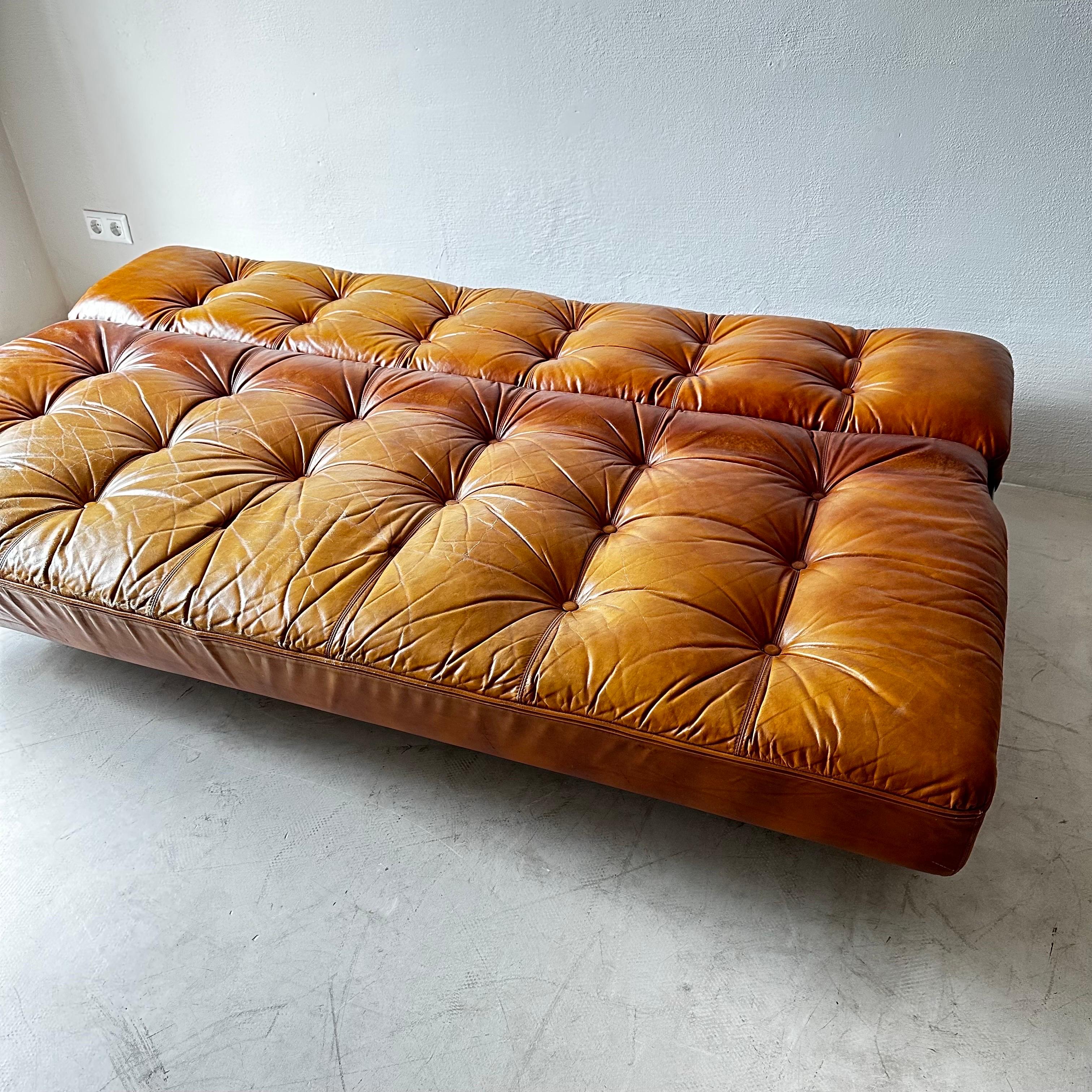 Johannes Spalt für Wittmann: Sofa „Constanze“ aus cognacfarbenem Leder im Angebot 4