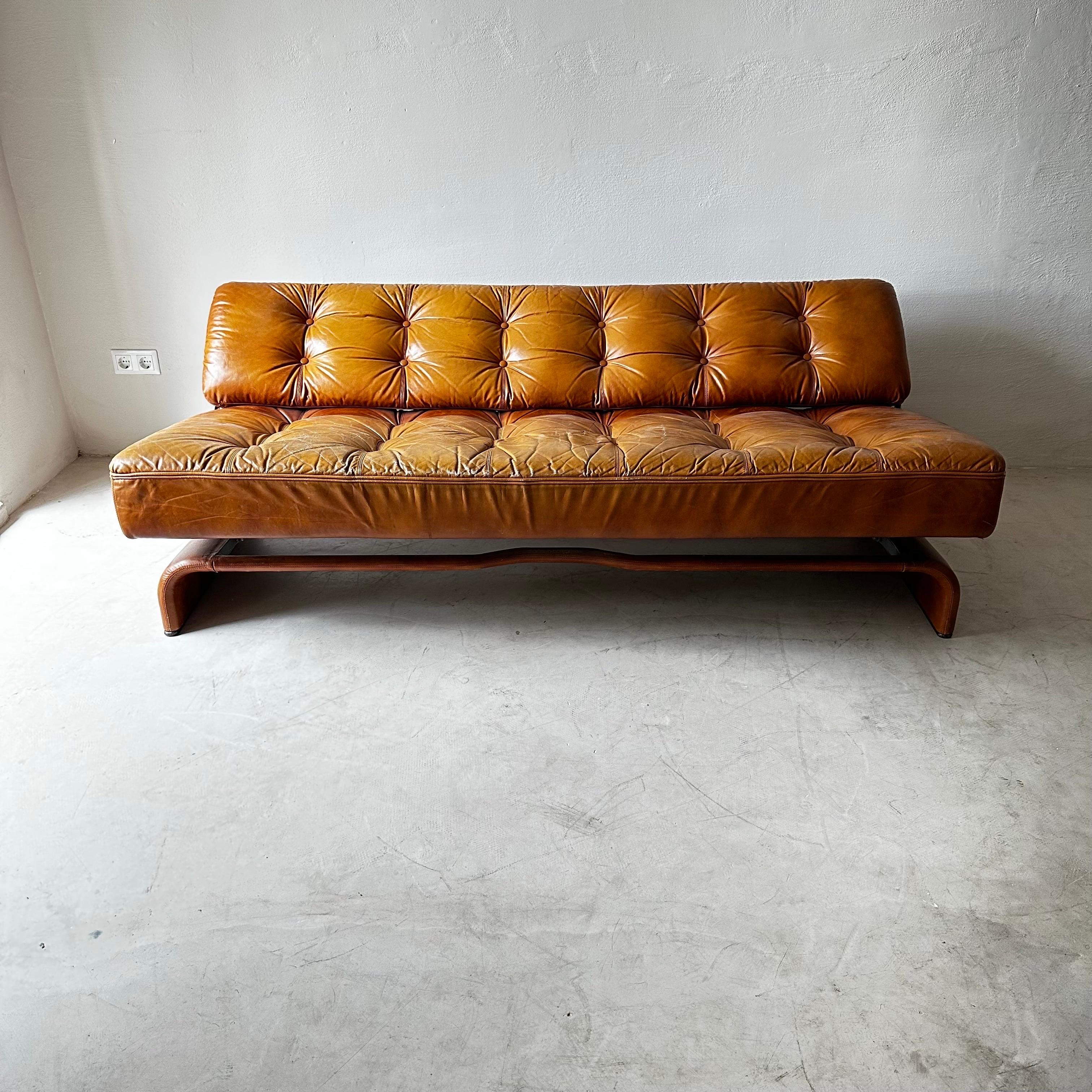 Johannes Spalt für Wittmann: Sofa „Constanze“ aus cognacfarbenem Leder (Metall) im Angebot