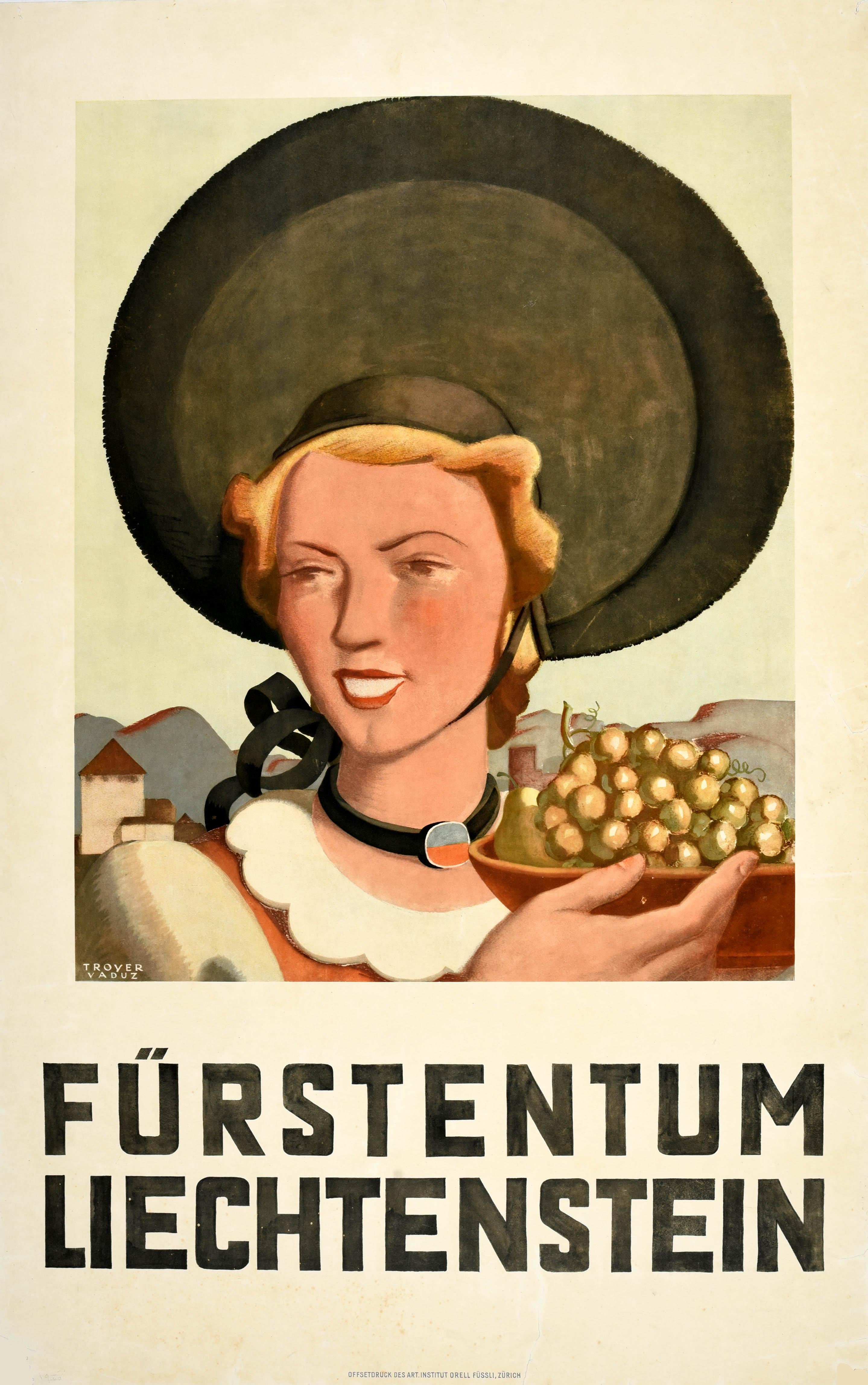 Original Vintage-Reiseplakat für das Fürstentum Liechtenstein / Furstentum Liechtenstein mit einem Kunstwerk von Johannes Troyer (1902-1969), das eine lächelnde Dame mit einem großen Hut zeigt, die eine Schale mit Trauben vor einem alten Gebäude und