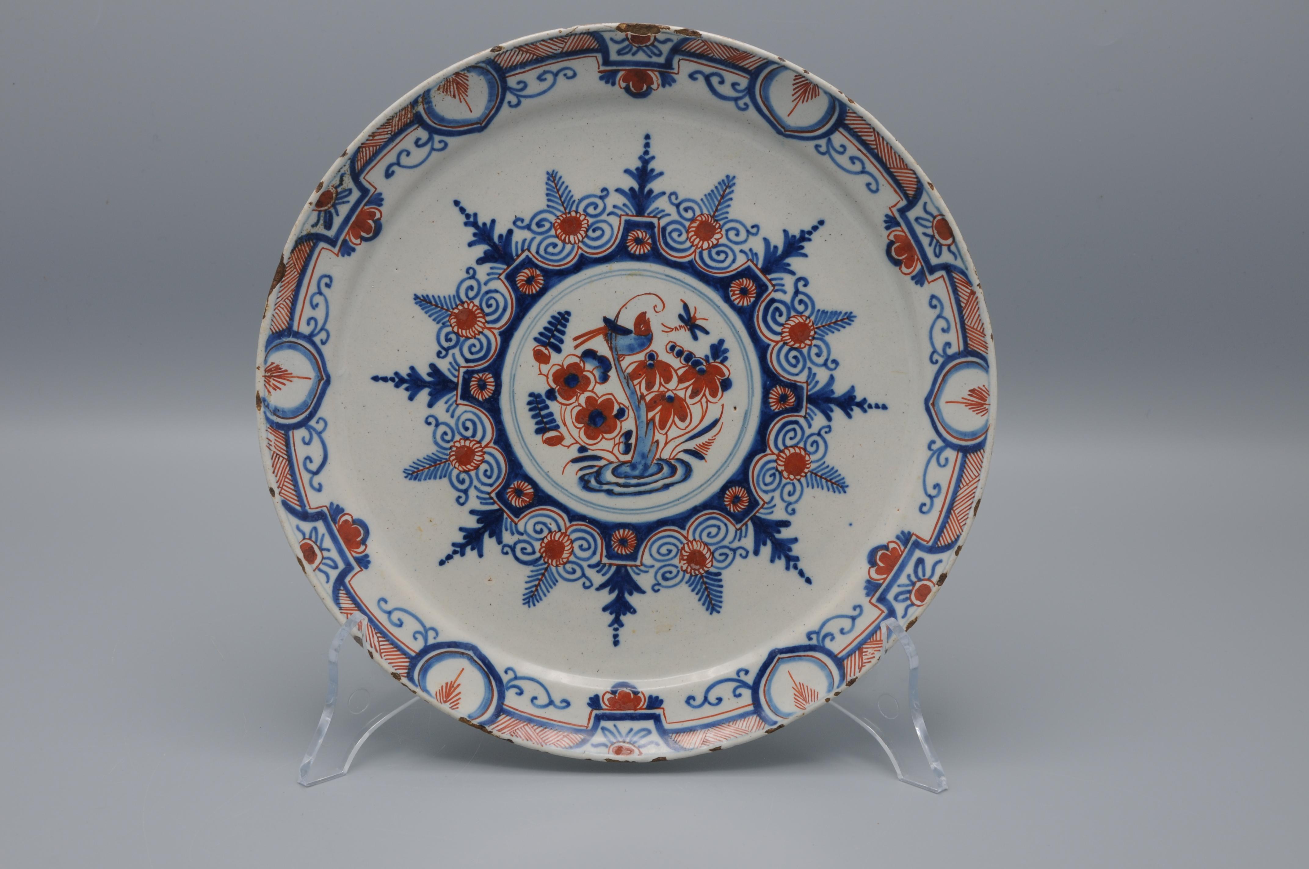 Raro plato de Delft de principios del siglo XVIII con rara decoración chinoiserie en azul y rojo hierro.
Marcado IvL para Johannes y Margaretha van Lockhorst-van der Gucht, propietarios de De Klaauw, 1713-1740

Buena calidad de pintura
Buen estado;