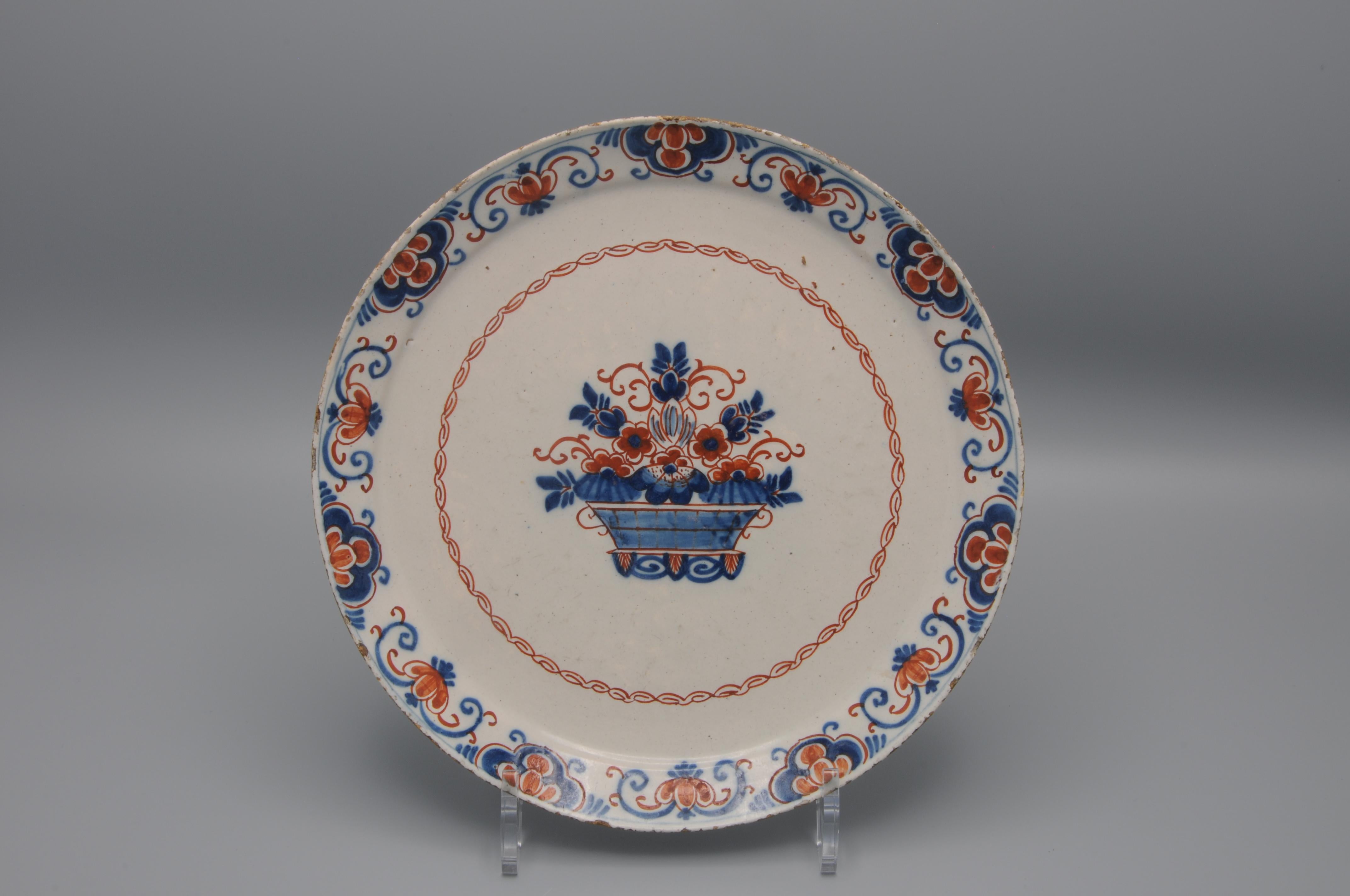Rare assiette en faïence du début du 18e siècle avec un rare décor de chinoiseries en bleu et rouge de fer.
Marqué IvL pour Johannes et Margaretha van Lockhorst-van der Gucht, propriétaires de De Klaauw, 1713-1740

Bonne qualité de la peinture
Bon
