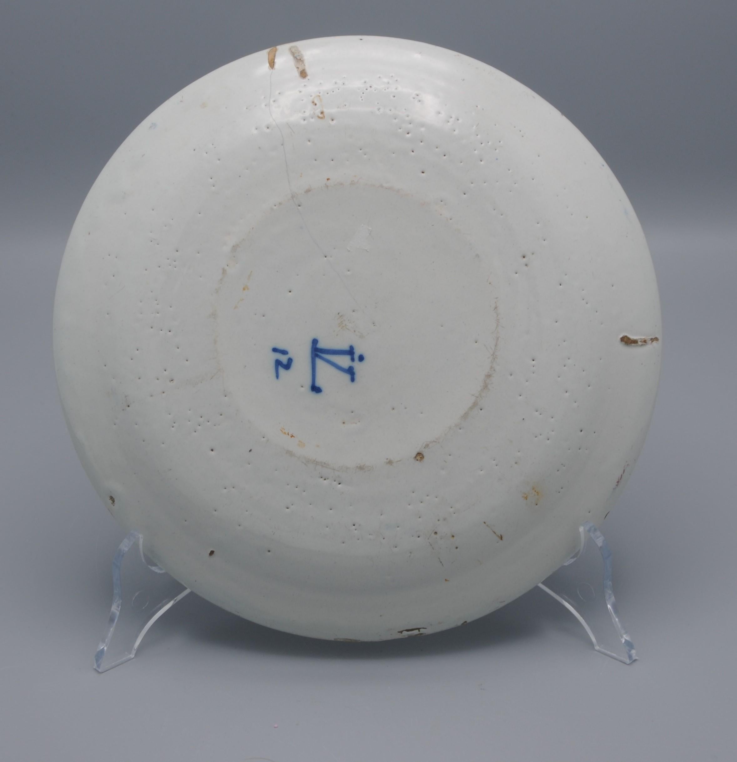 Johannes van Lockhorst, Assiette polychrome de Delft - début du 18e siècle État moyen - En vente à DELFT, NL