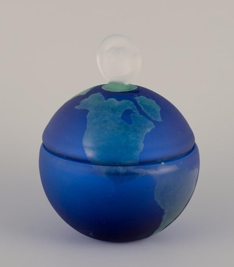 Suédois Johansfors Glasbruk, Suède. Jarre à couvercle en verre d'art. Design/One. en vente