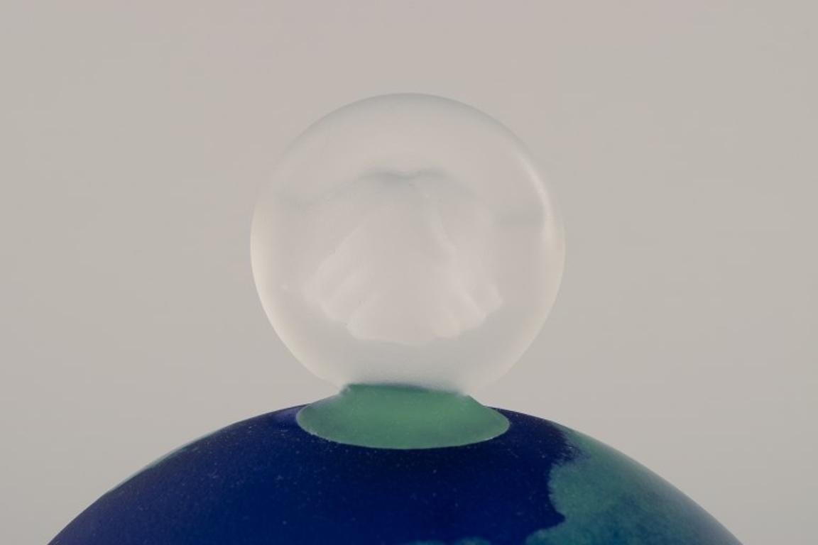 Fin du 20e siècle Johansfors Glasbruk, Suède. Jarre à couvercle en verre d'art. Design/One. en vente