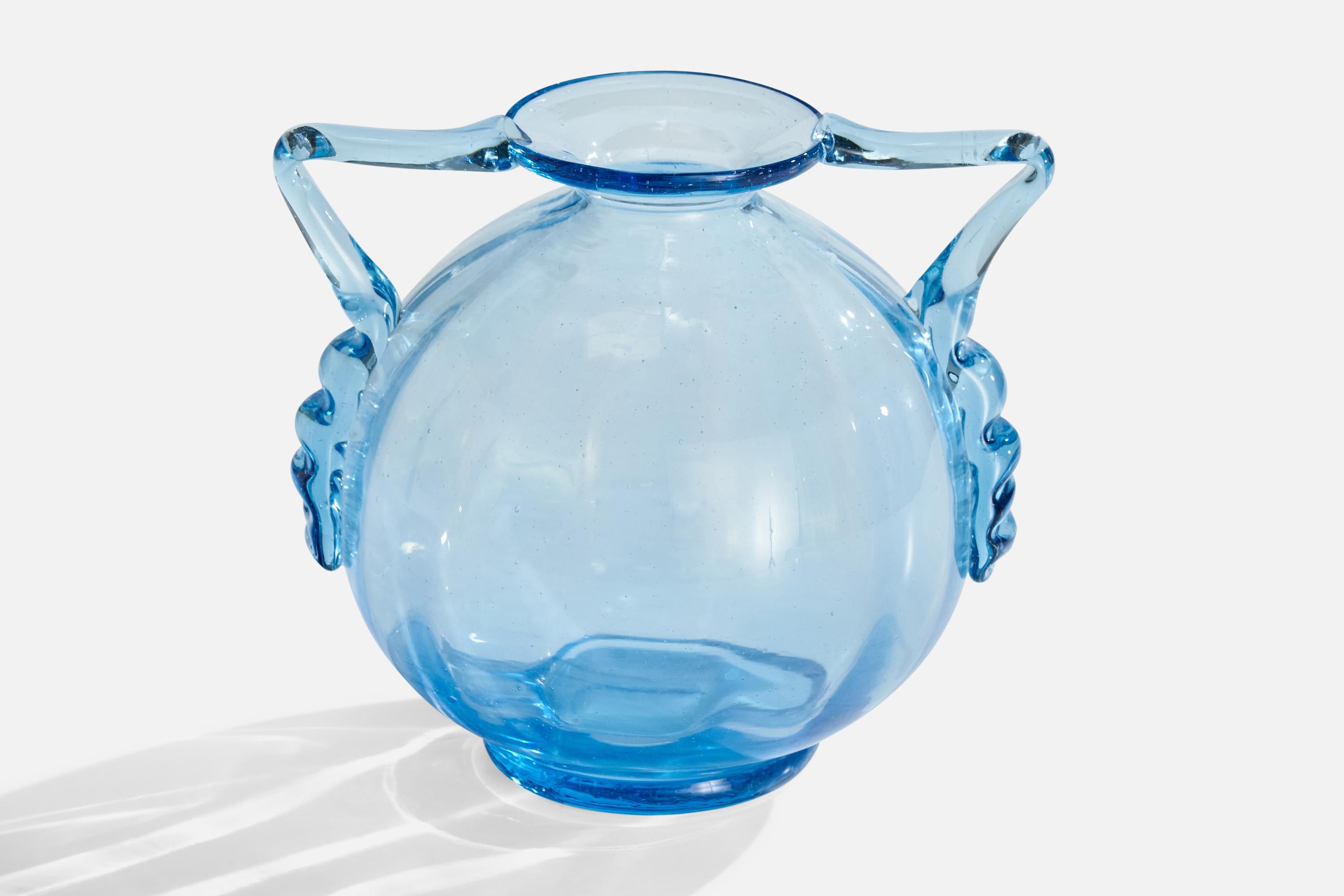 Vase en verre soufflé de couleur bleue produit par Johansfors Glasbruk, Suède, vers les années 1940.





 



