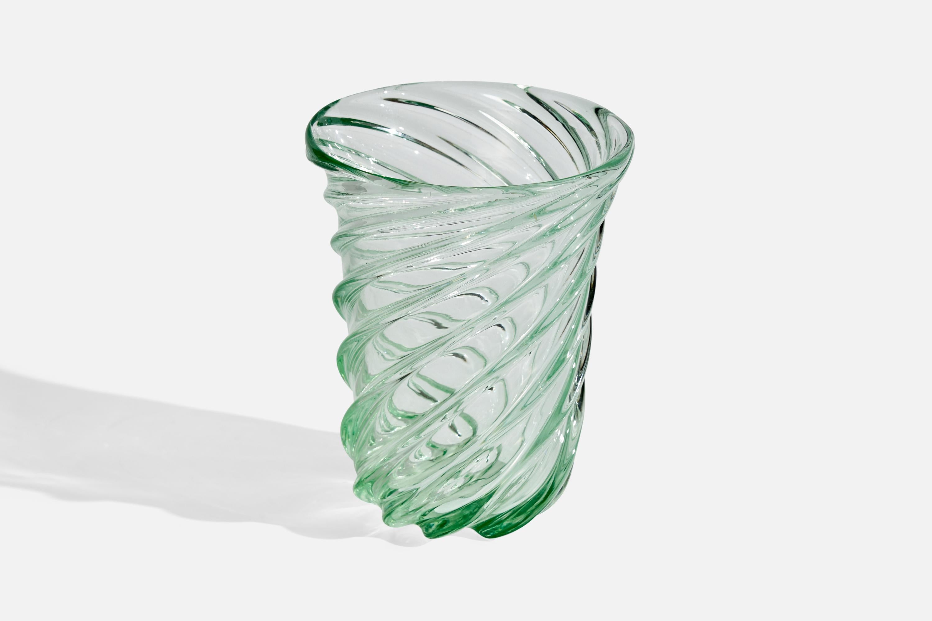 Vaso in vetro verde soffiato prodotto da Johansfors Glasbruk, Svezia, anni '30 circa.
