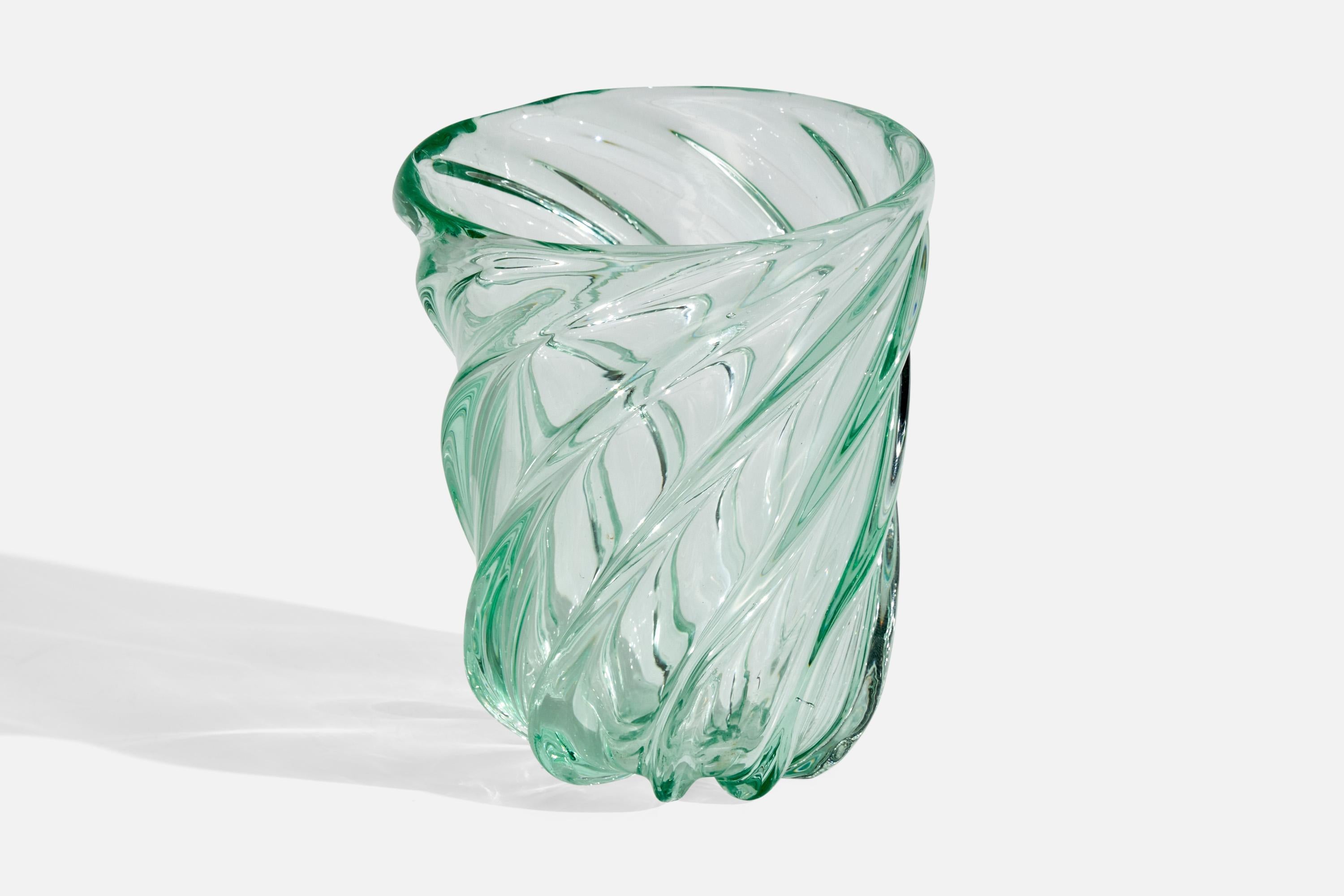 Vaso in vetro verde soffiato prodotto da Johansfors Glasbruk, Svezia, anni '30 circa.
