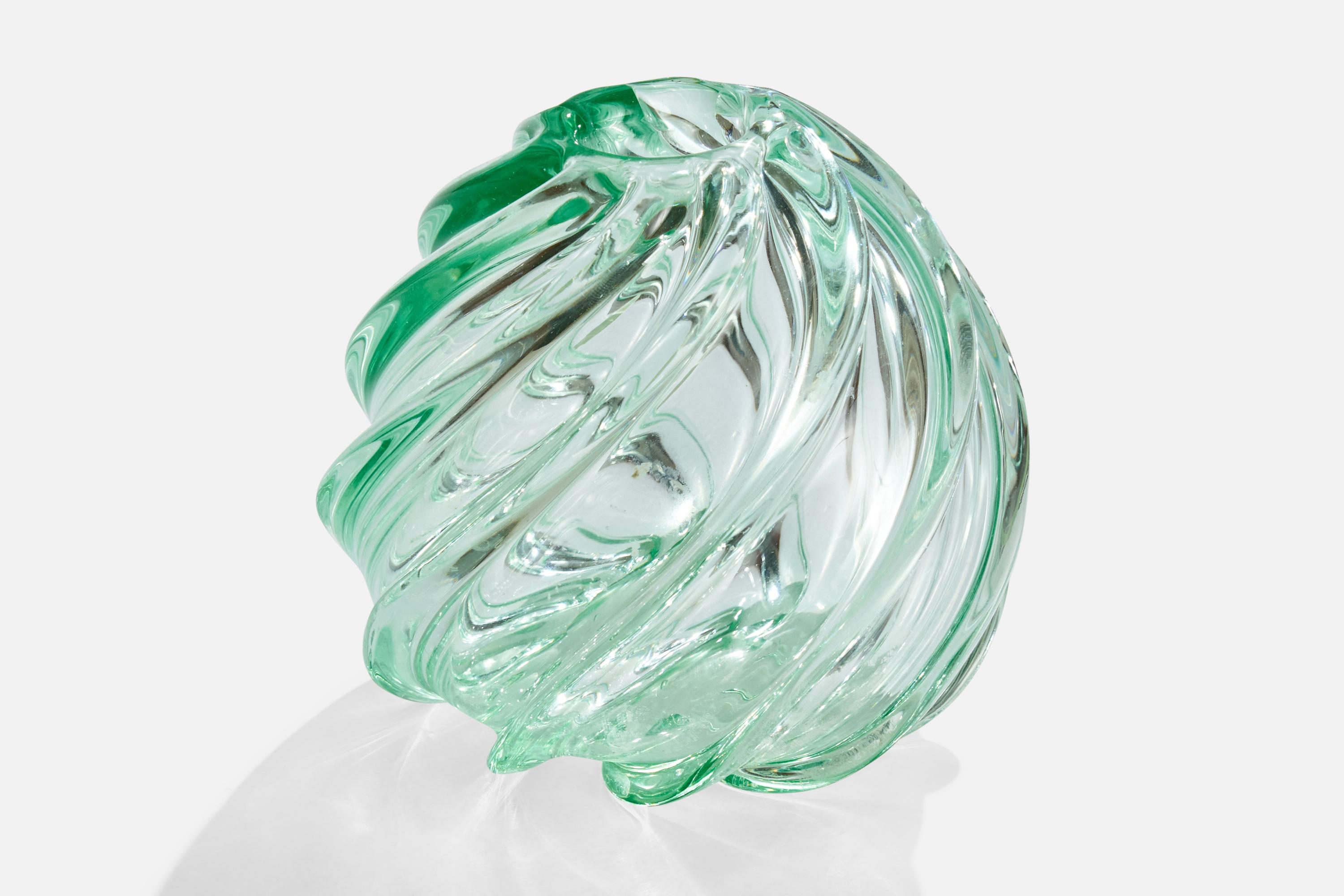 Vaso in vetro soffiato di colore verde disegnato e prodotto da Johansfors Glasbruk, Svezia, anni '40.





 



