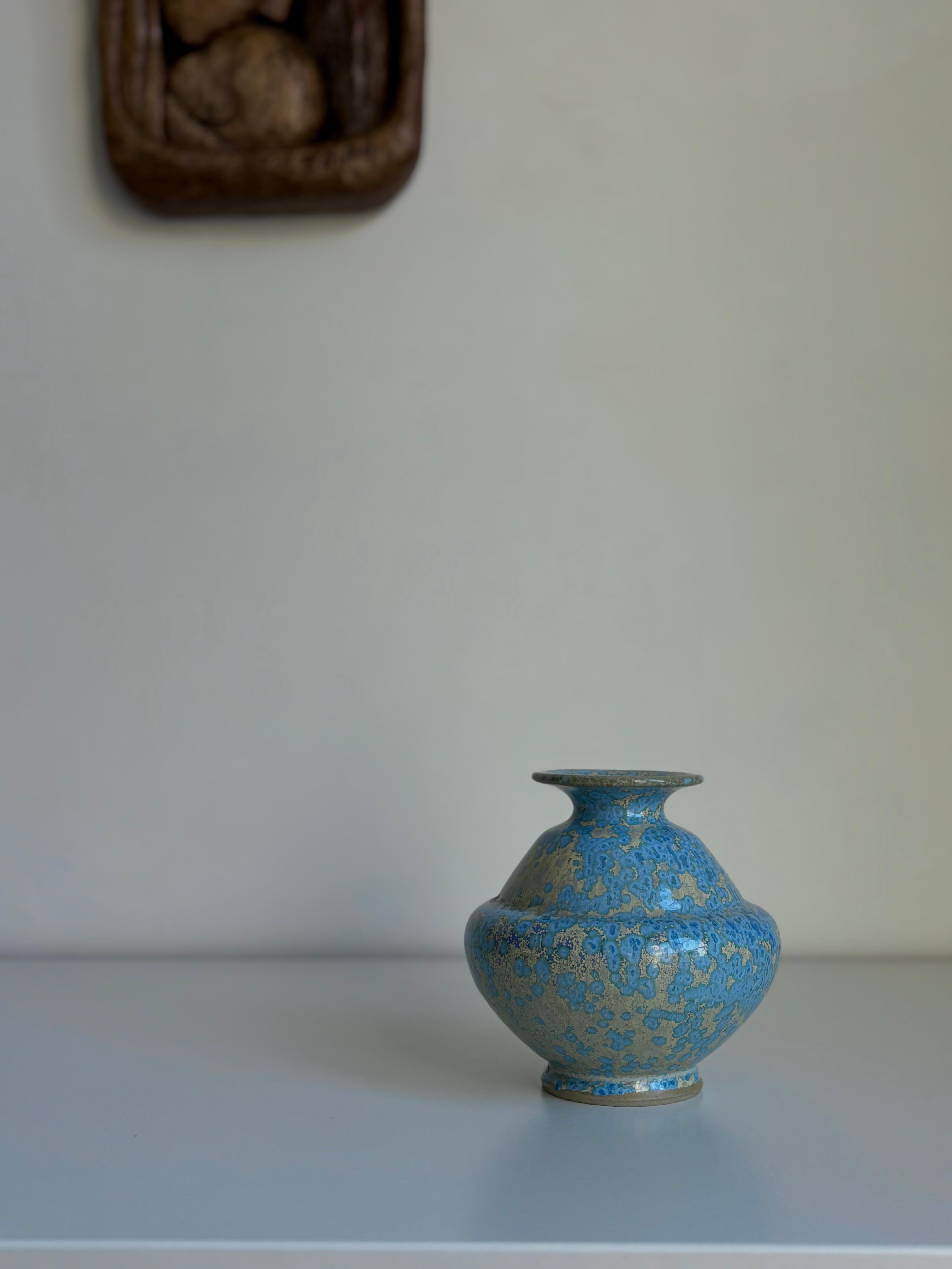 Incredibile vaso smaltato blu e oro di Andersson & Johansson per Höganäs Keramik nel 1967. 
Condizioni splendide. 
Svezia, 1967. 