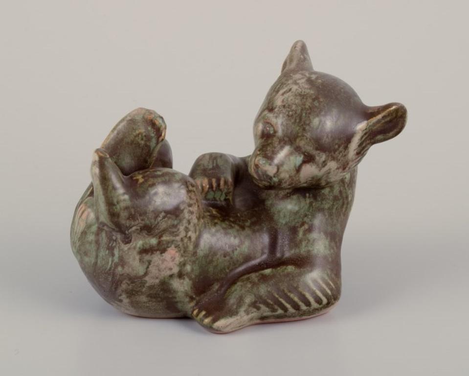 Johgus, Danimarca.
Figure in ceramica di due cuccioli di orso.
Orso n. 23 e n. 17 - scritto sul fondo.
Circa 1970.
Condizioni perfette.
Grande: L 12,0 cm x L 7,0 cm x H 9,5 cm.
Piccolo: L 9,5 cm x L 5,0 cm x H 8,0 cm.