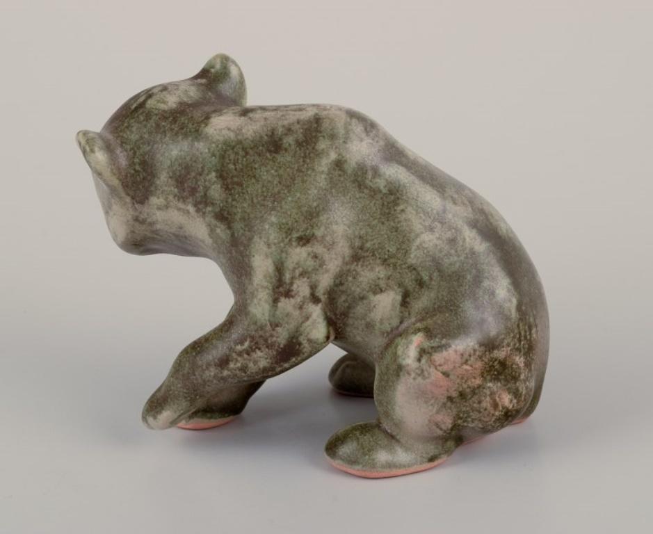 Fine XX secolo Johgus, Danimarca. Figure in ceramica di due cuccioli di orso. 1970s in vendita