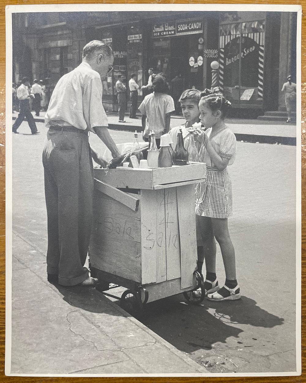 Harlem, New York City - Modernisme américain Photograph par John Albok