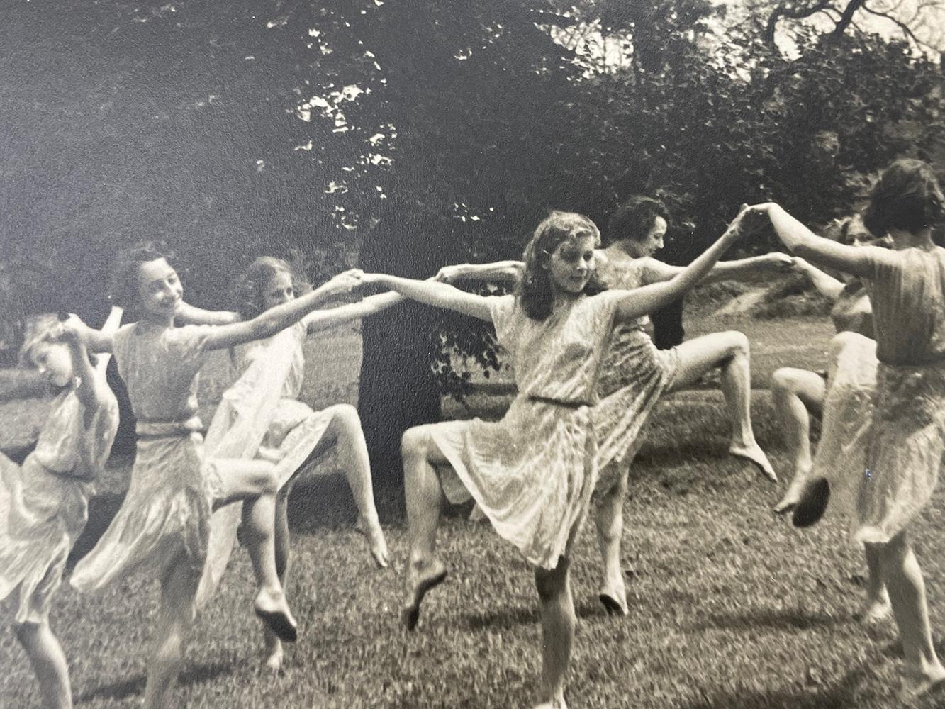 Heckscher Foundation - Freier Tanzunterricht, Isadora Duncan Dance (Moderne), Photograph, von John Albok