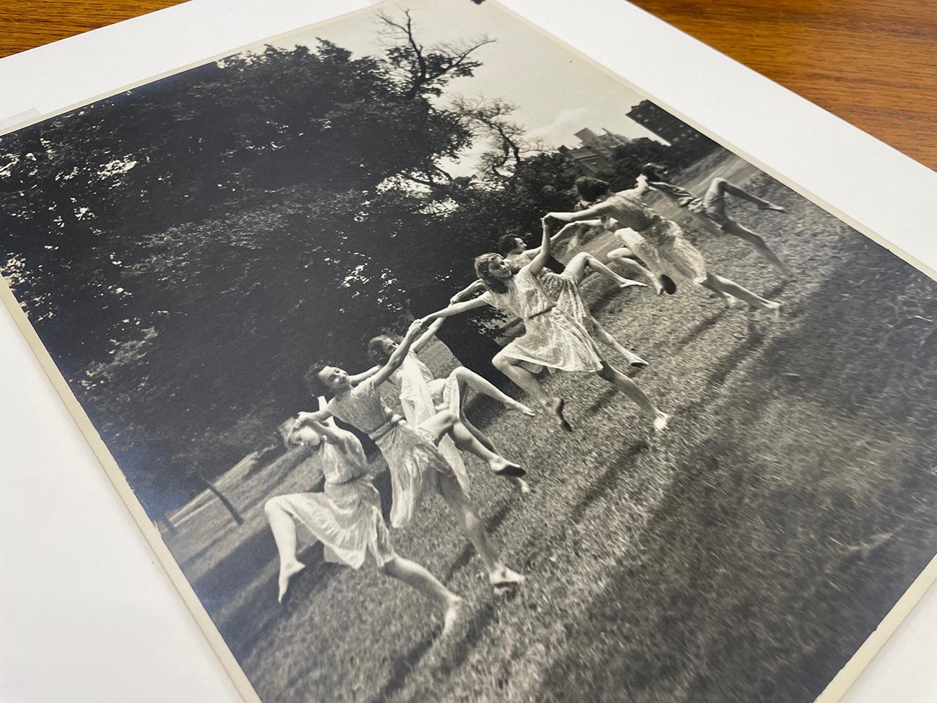 Heckscher Foundation - Freier Tanzunterricht, Isadora Duncan Dance (Schwarz), Black and White Photograph, von John Albok