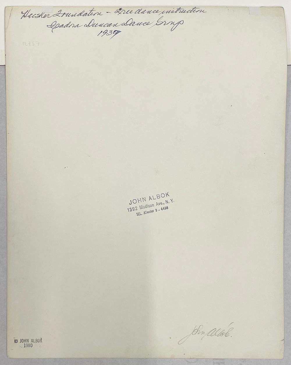 John Albok
Heckscher Foundation - Freier Tanzunterricht, Isadora Duncan Dance, 1937
Vintage Gelatinesilberdruck, 14 x 11 Zoll.
Verso mit Bleistift signiert, betitelt, datiert und Künstlerstempel in schwarzer Tinte.

Der in Munkacs, Ungarn, geborene
