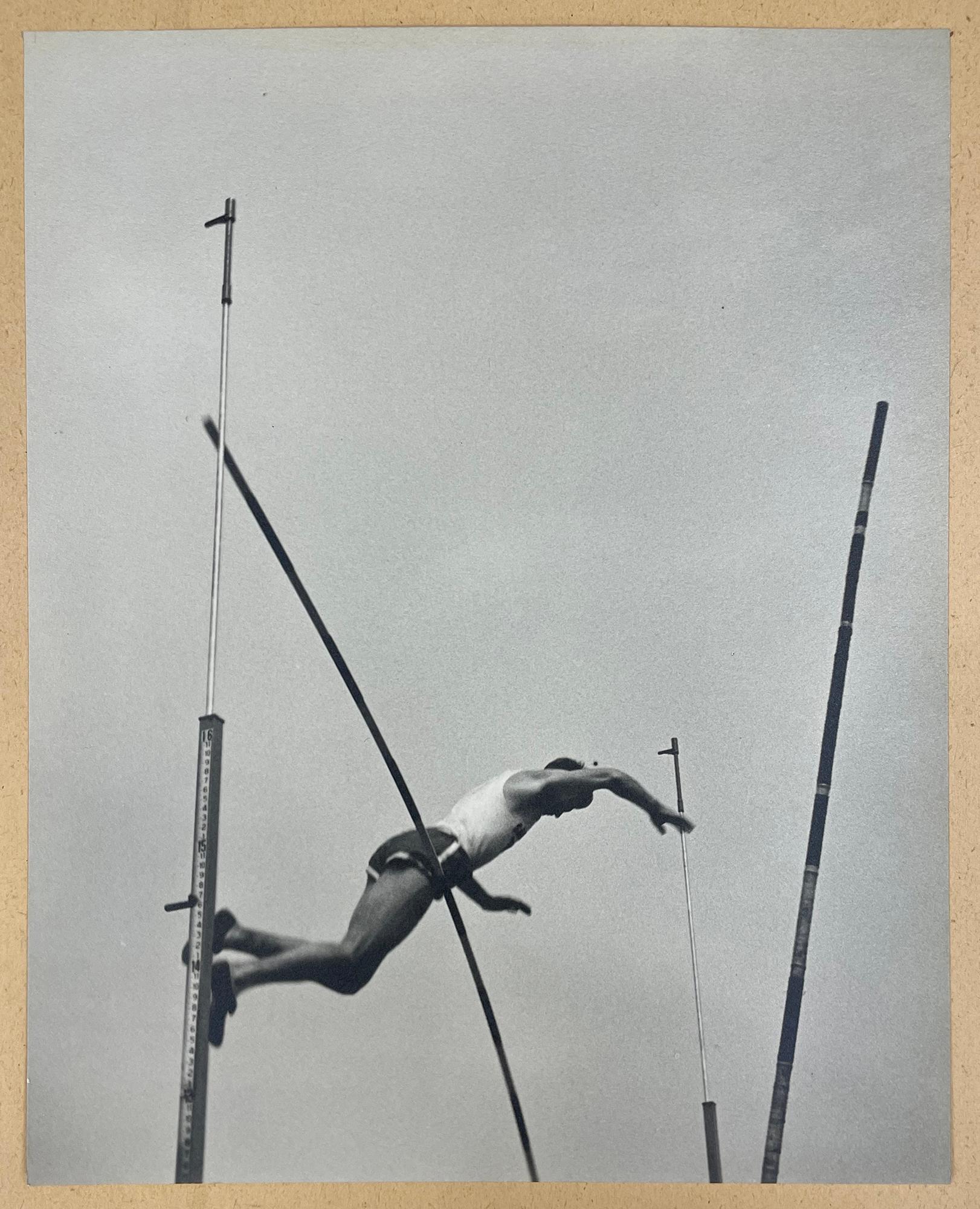 Randall's Island, Día del Deporte Obrero - Fotografía de Época, Deporte, Atleta - Photograph Moderno de John Albok