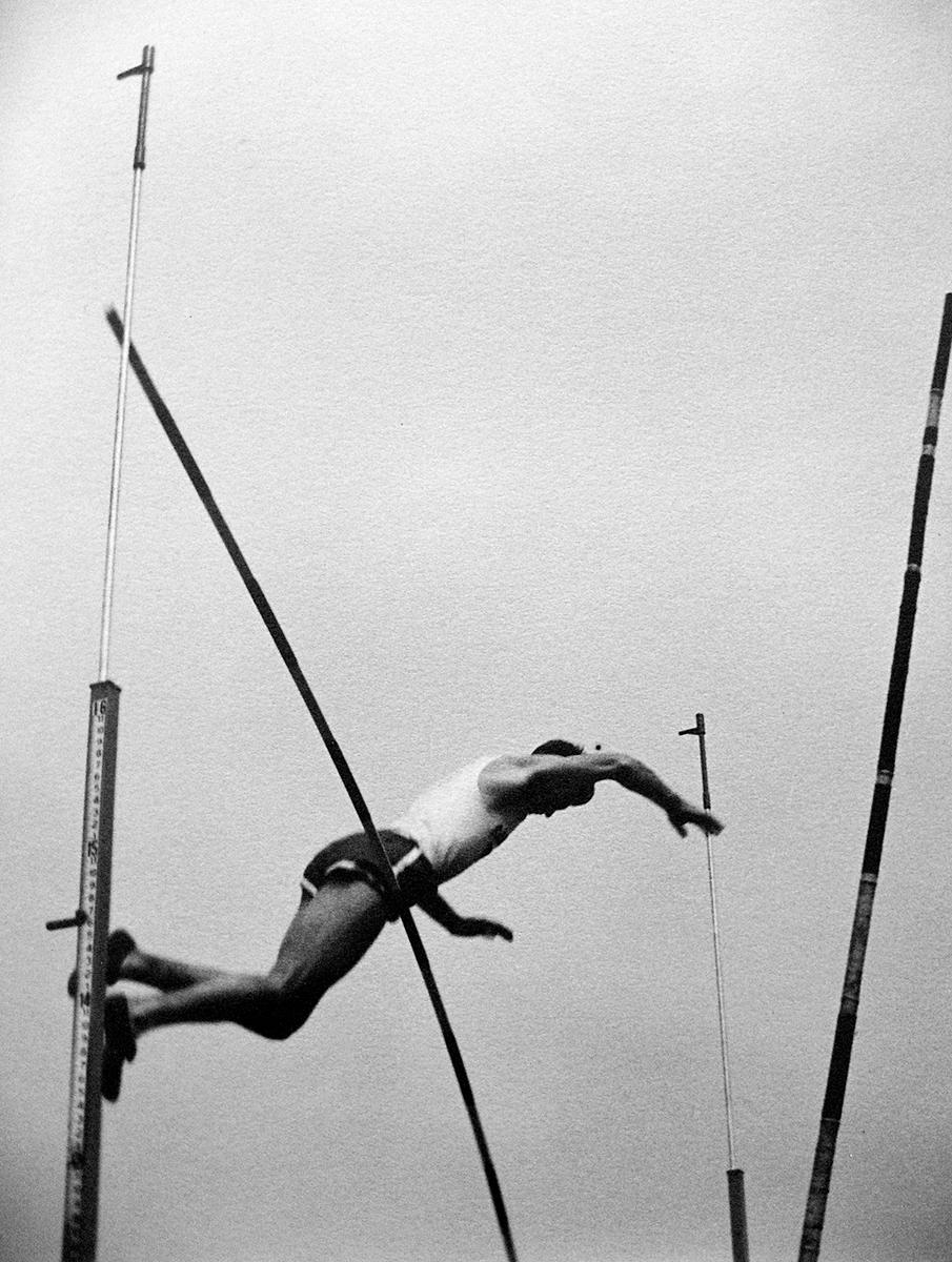 Figurative Photograph de John Albok - Randall's Island, Día del Deporte Obrero - Fotografía de Época, Deporte, Atleta