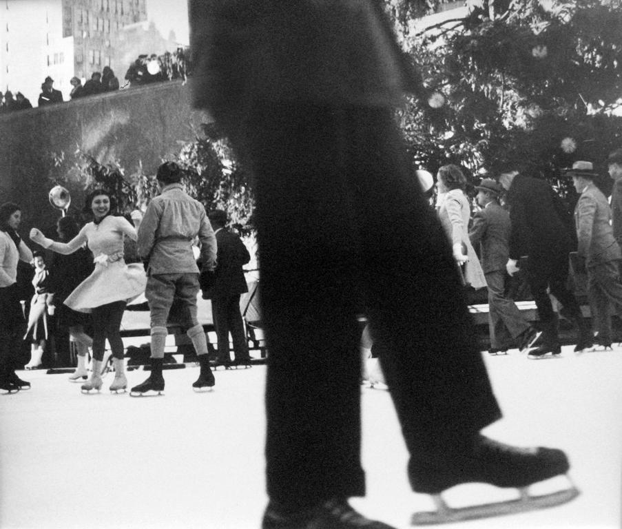 Rockefeller Center (pattini) - Stampa d'epoca, New York City, Pattinatori sul ghiaccio, Inverno
