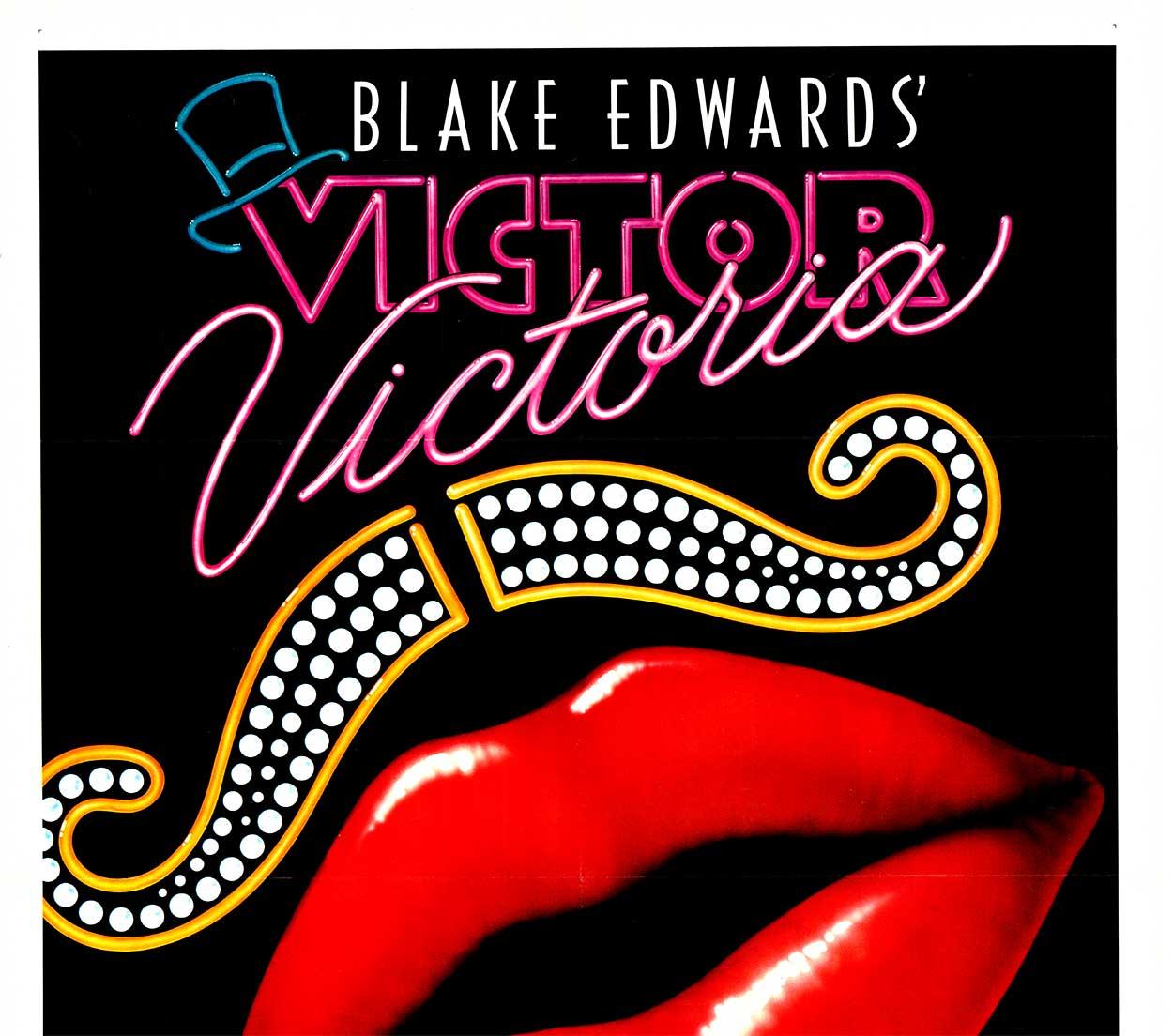 Original Victor Victoria Leinen zurück 1982 Jahrgang Filmplakat – Print von John Alvin