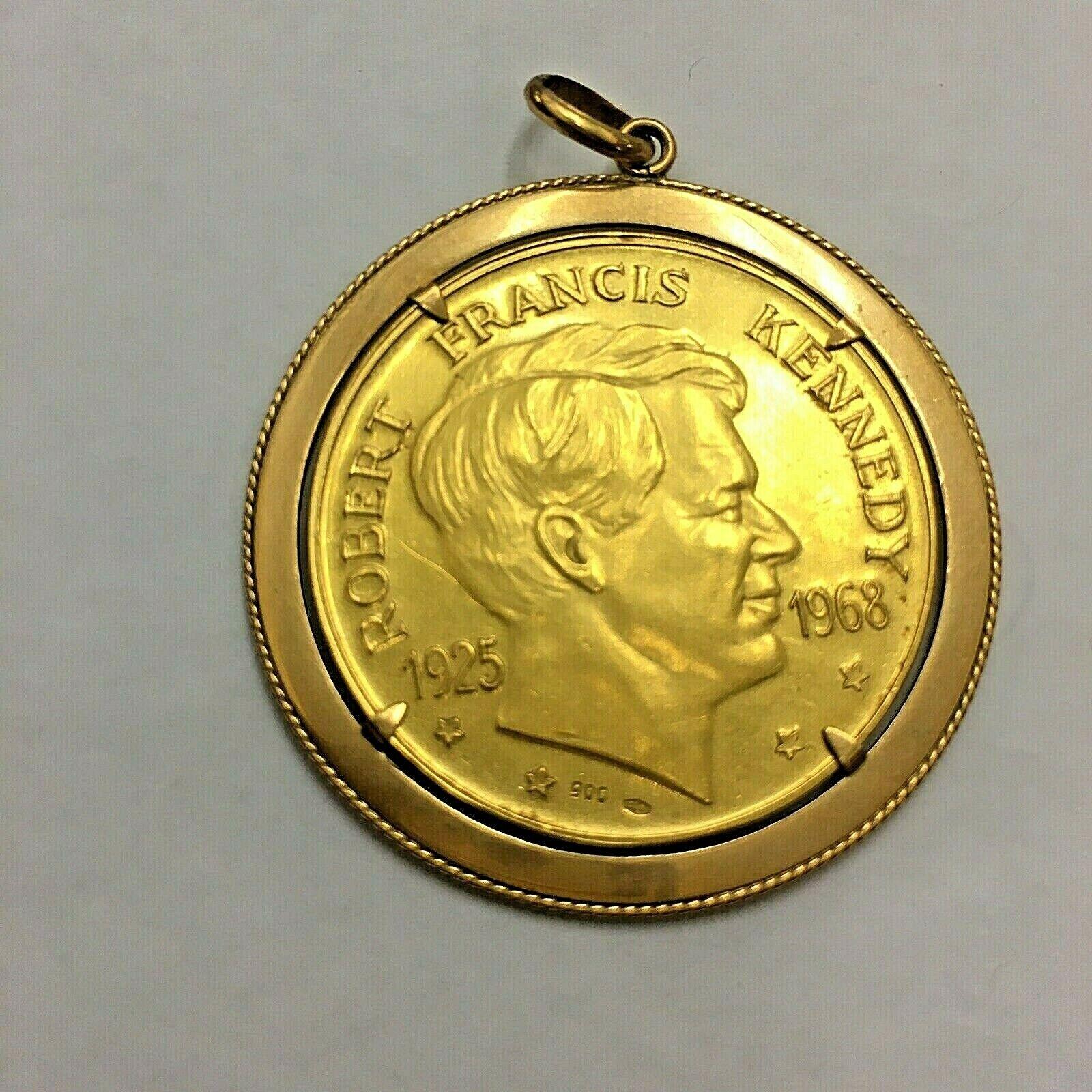 John und Robert Kennedy 90% Gold Gedenkmünze 18K Anhänger Rahmen 18,9 Gramm.


1,5 Zoll Durchmesser