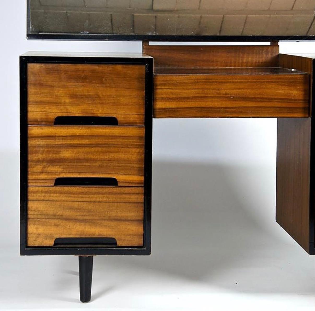 John and Sylvia Reid for STAG, 7-Drawer Dressing Table with Large Mirror, 1960s In Good Condition For Sale In Avignon, Vaucluse
