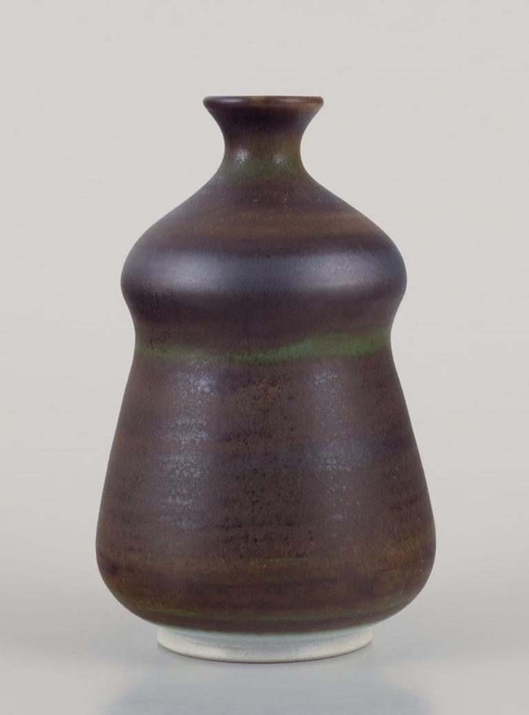 John Andersson (1899-1969) per Höganäs, Svezia. 
Vaso in ceramica unico nel suo genere.
Smalto nei toni del marrone-verde.
Approssimativamente dagli anni '60.
Contrassegnato.
In perfette condizioni.
Dimensioni: Altezza 13,5 cm x Diametro 8,0 cm.