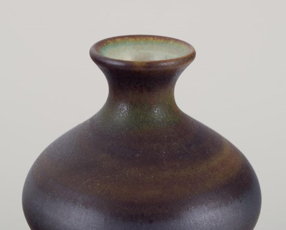 Scandinavo moderno John Andersson  per Höganäs. Vaso in ceramica con smalto nei toni del marrone e del verde. in vendita