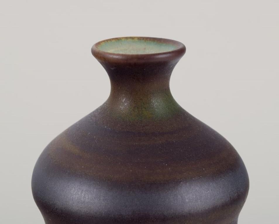 Svedese John Andersson  per Höganäs. Vaso in ceramica con smalto nei toni del marrone e del verde. in vendita