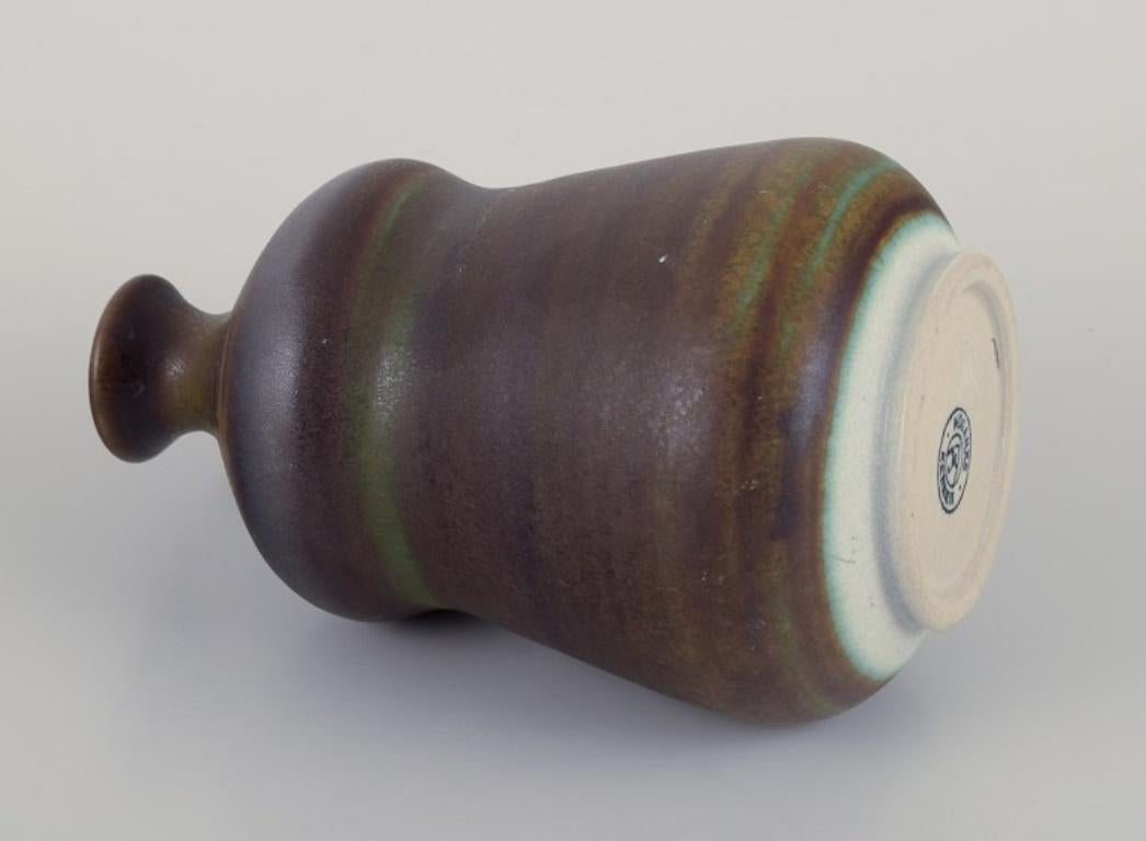 Smaltato John Andersson  per Höganäs. Vaso in ceramica con smalto nei toni del marrone e del verde. in vendita