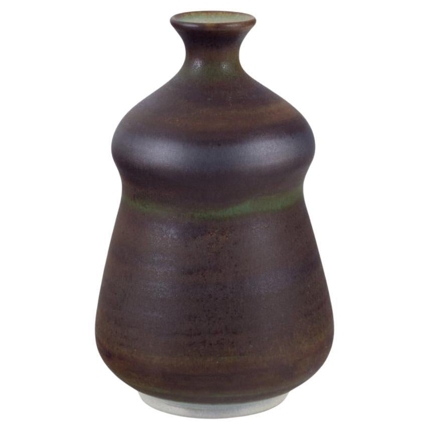 John Andersson  pour Höganäs. Vase en céramique avec glaçure dans les tons brun-vert.