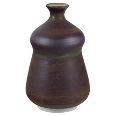 John Andersson  per Höganäs. Vaso in ceramica con smalto nei toni del marrone e del verde.