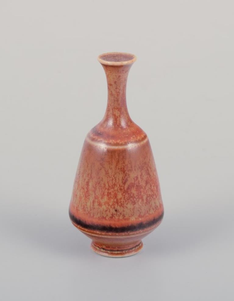 John Andersson (1899-1969) pour Höganäs et un artiste céramiste suédois inconnu. 
Trois miniatures uniques en céramique.
Datant approximativement des années 1970.
Glacé dans des tons bleus et bruns.
Signé.
En parfait état.
Le plus grand mesure : H
