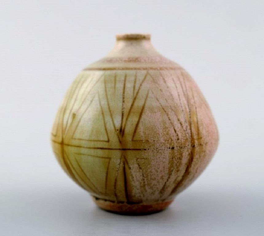John Andersson pour Höganäs. Vase miniature en céramique.
Mesures : 7 x 6,5 cm.
En parfait état.