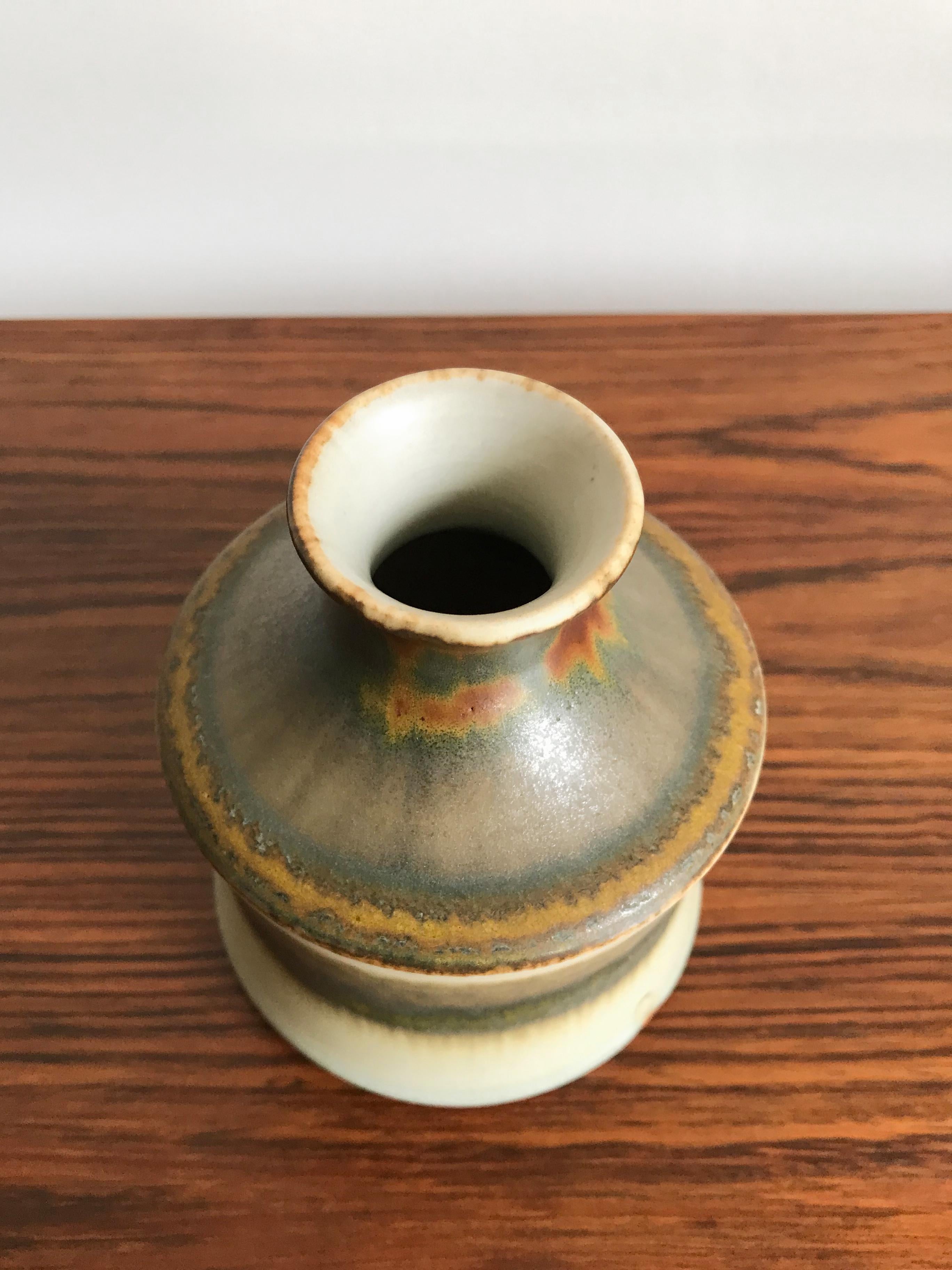 Scandinavian midcentury modern design ceramic vase designed by John Andersson for Höganäs Stengods, Sweden 1960s. Mark under the base.

Please note that the item is original of the period and this shows normal signs of age and use.