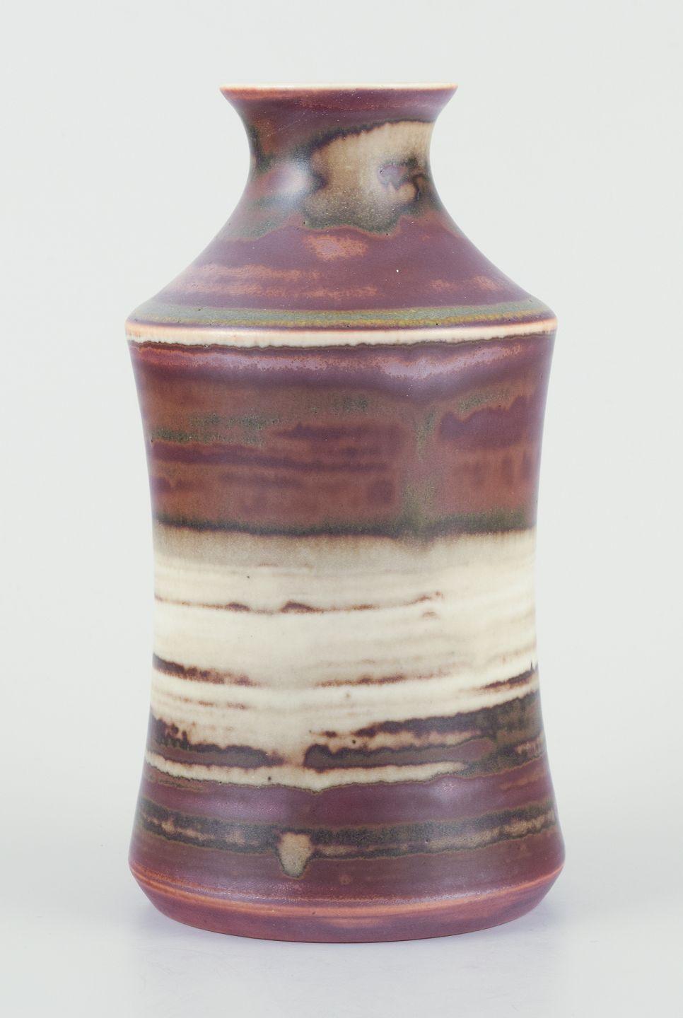 Scandinave moderne John Andersson pour Höganäs, vase en grès avec glaçure dans les tons bruns. en vente