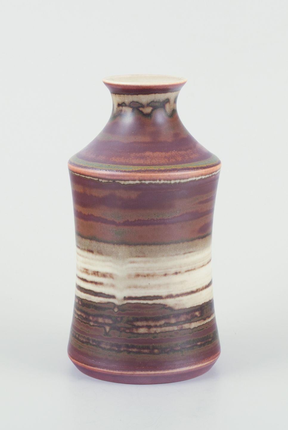John Andersson pour Höganäs, vase en grès avec glaçure dans les tons bruns.