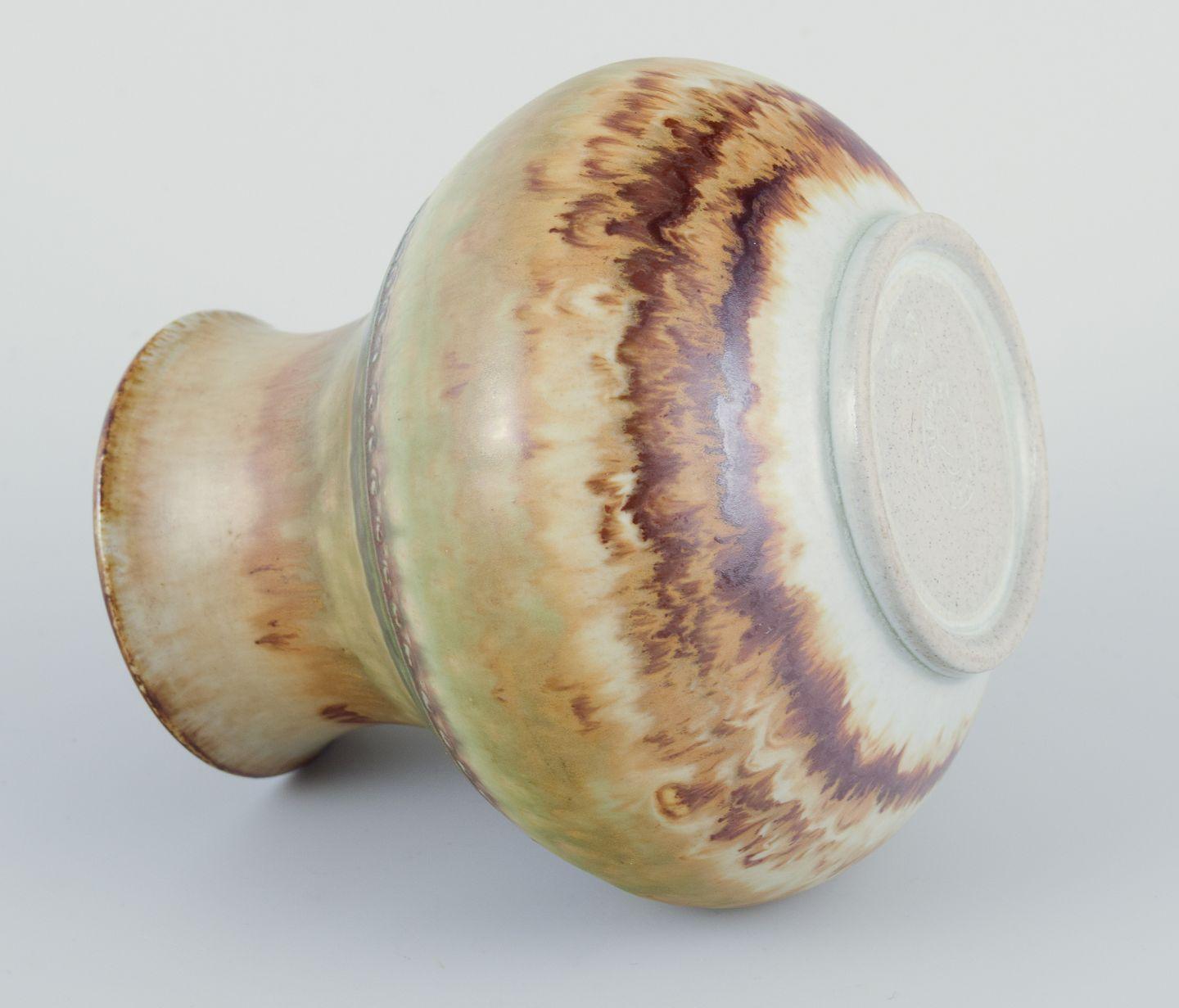 Vernissé John Andersson pour Höganäs. Vase en grès avec glaçure dans les tons de terre. en vente